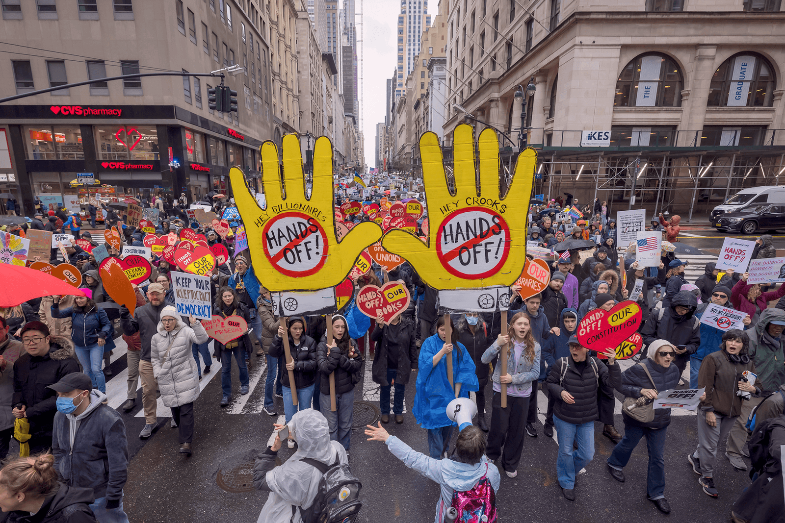 L'image peut contenir Akira Koike Mireille Mathieu Gigi d'Agostino Isaiah Frey Ye Shiwen The One Man Gang et Bill Kenney