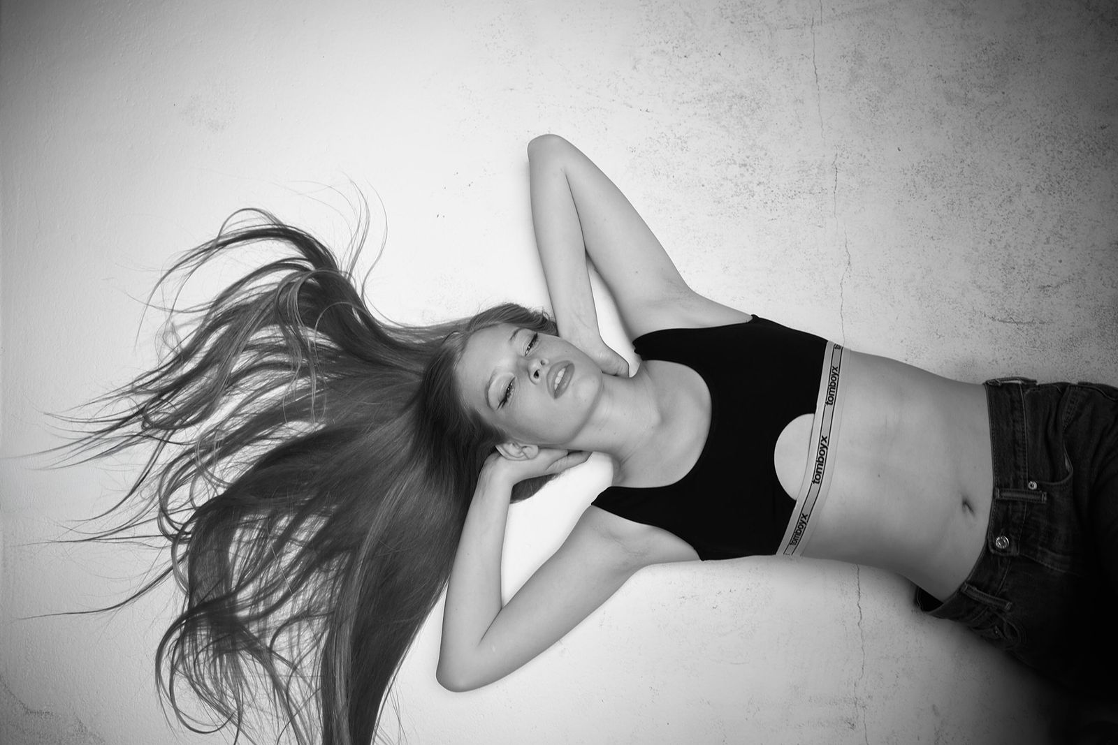 L'image peut contenir le visage de la tête de la tête photographie portrait joyeux souri de corps