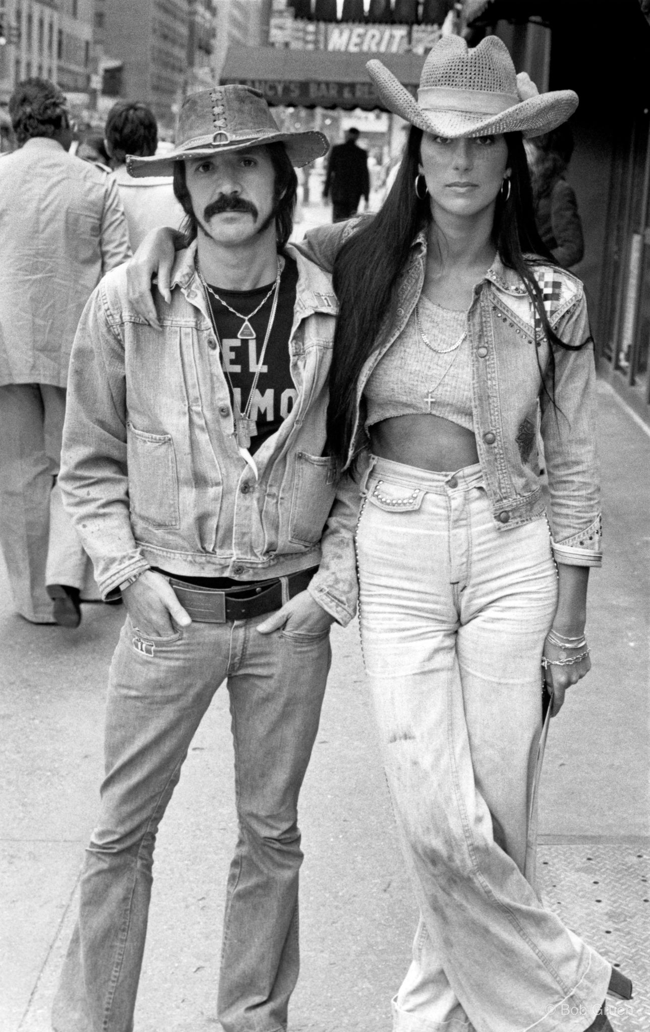 Le pionnier de la photographie de rock Bob Gruen remonte les années 1970 à New York L'image peut contenir Sonny Bono Cher Vêtements chapeau de soleil chapeau de soleil jeans pantalon veste adulte personne mariage et visage