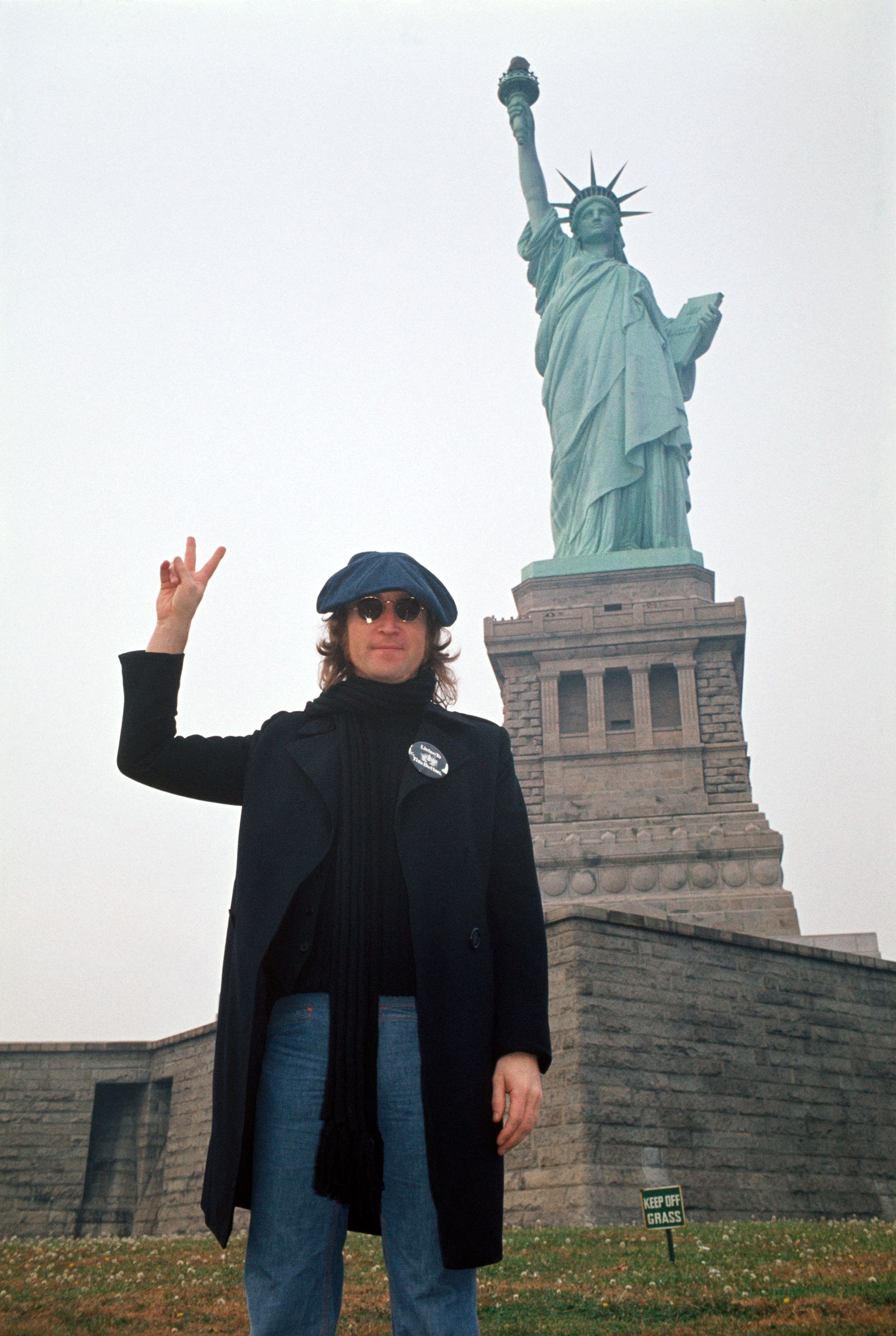 Le pionnier de la photographie de rock Bob Gruen remonte les années 1970 à New York L'image peut contenir John Lennon Art Vêtements Chapeau adulte Personnes ACCESSOIRES LOCESSE SCULPTURE ET STATURE