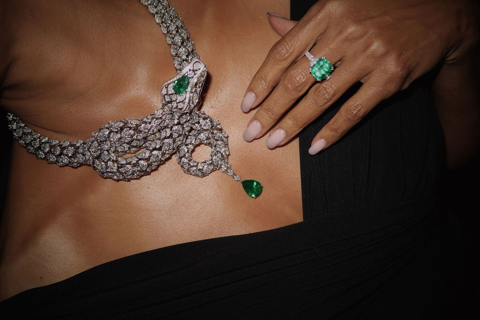 L'image peut contenir des accessoires partie du corps doigt le doigt personne de pierre de pierre de pierre de pierre de pierre de pierre de pierre de pierre émeraude adulte et anneau