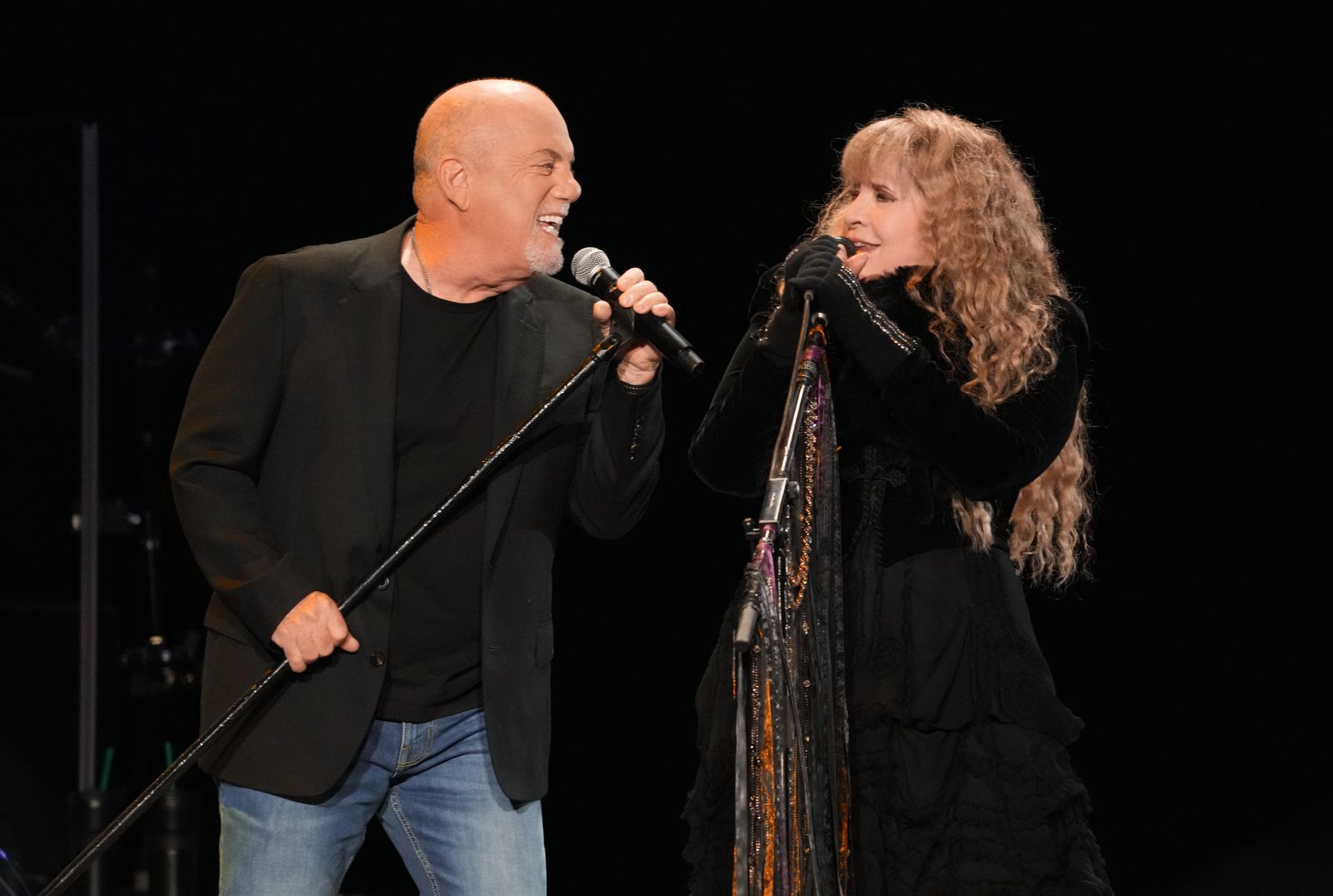 L'image peut contenir Billy Joel Stevie Nicks Dispositif électrique Activités de loisirs Microphone Musique et instrument de musique