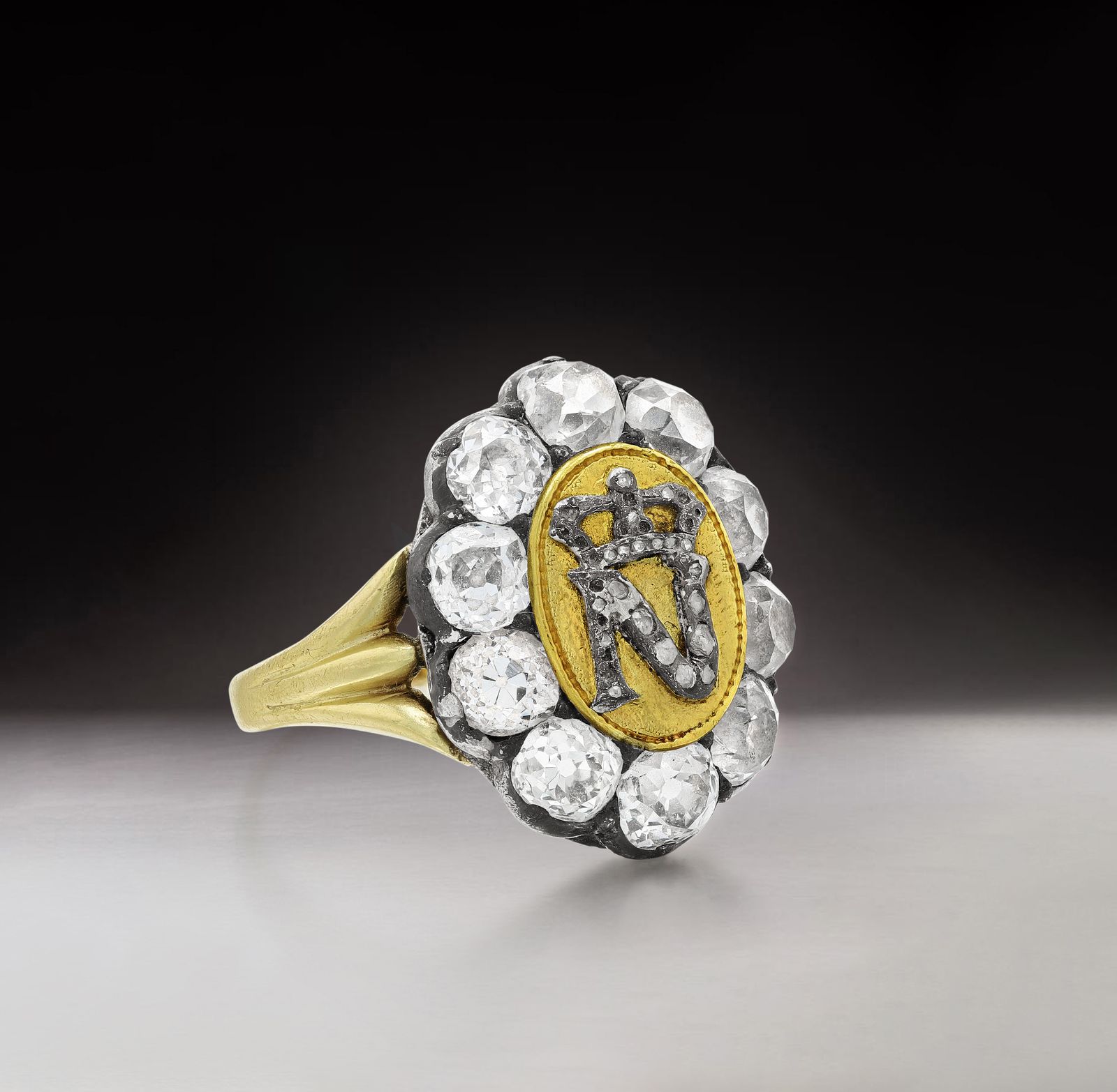 L'image peut contenir des accessoires de bijoux de bijoux diamant et pierre précieuse