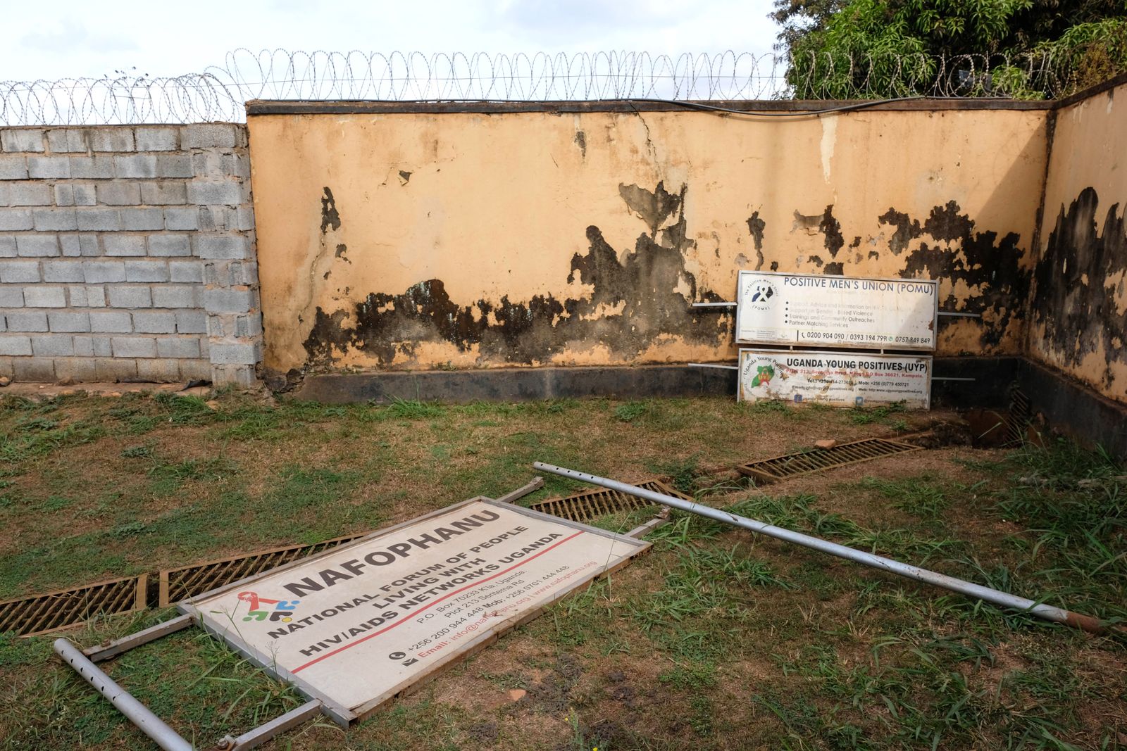 Signe endommagé du centre de défense des HIvaids