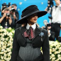 Rihanna fait une entrée à la mode tardive - et une grossesse révélatrice - au gala met 2025