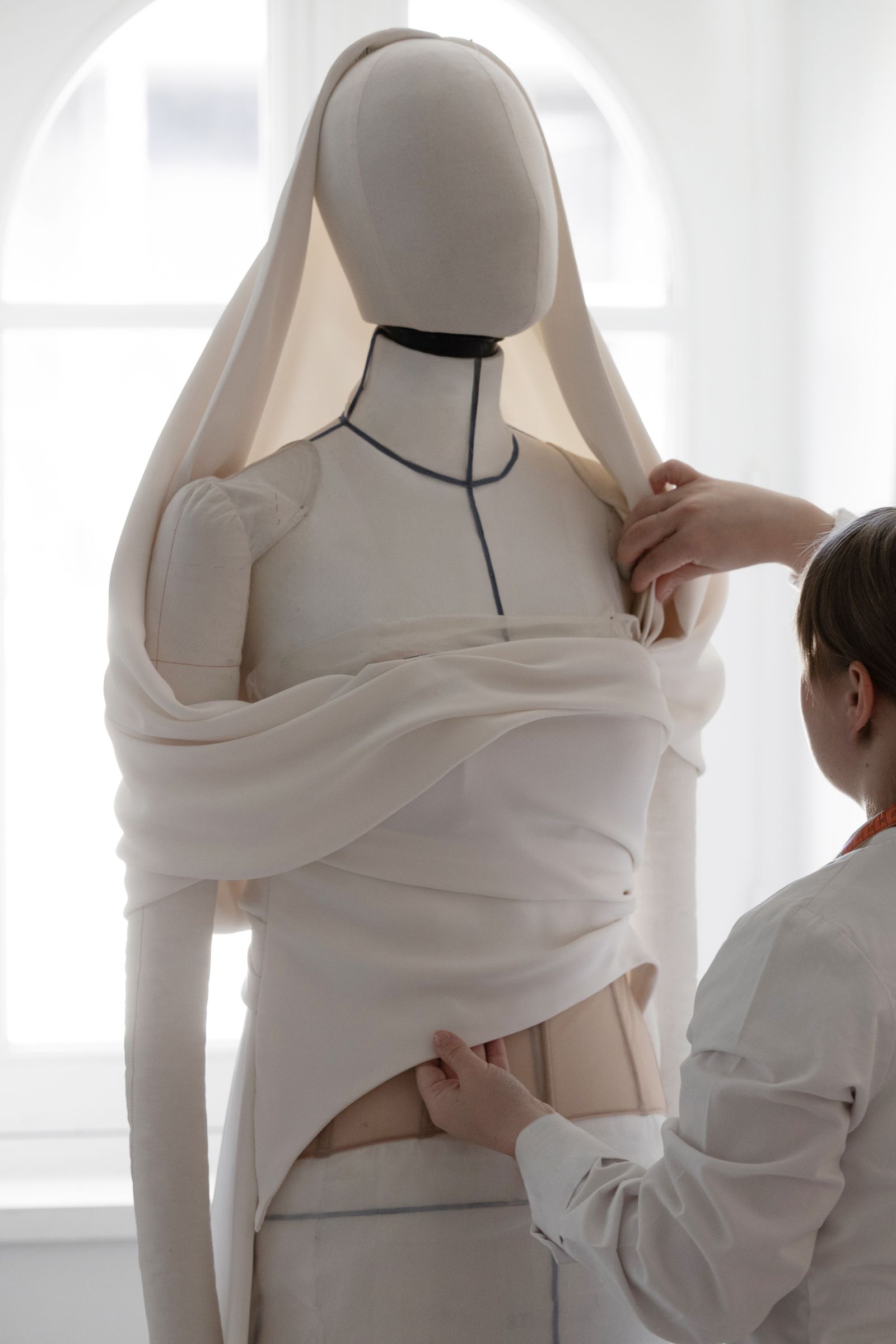 L'image peut contenir des vêtements de chemisier adultes et personne