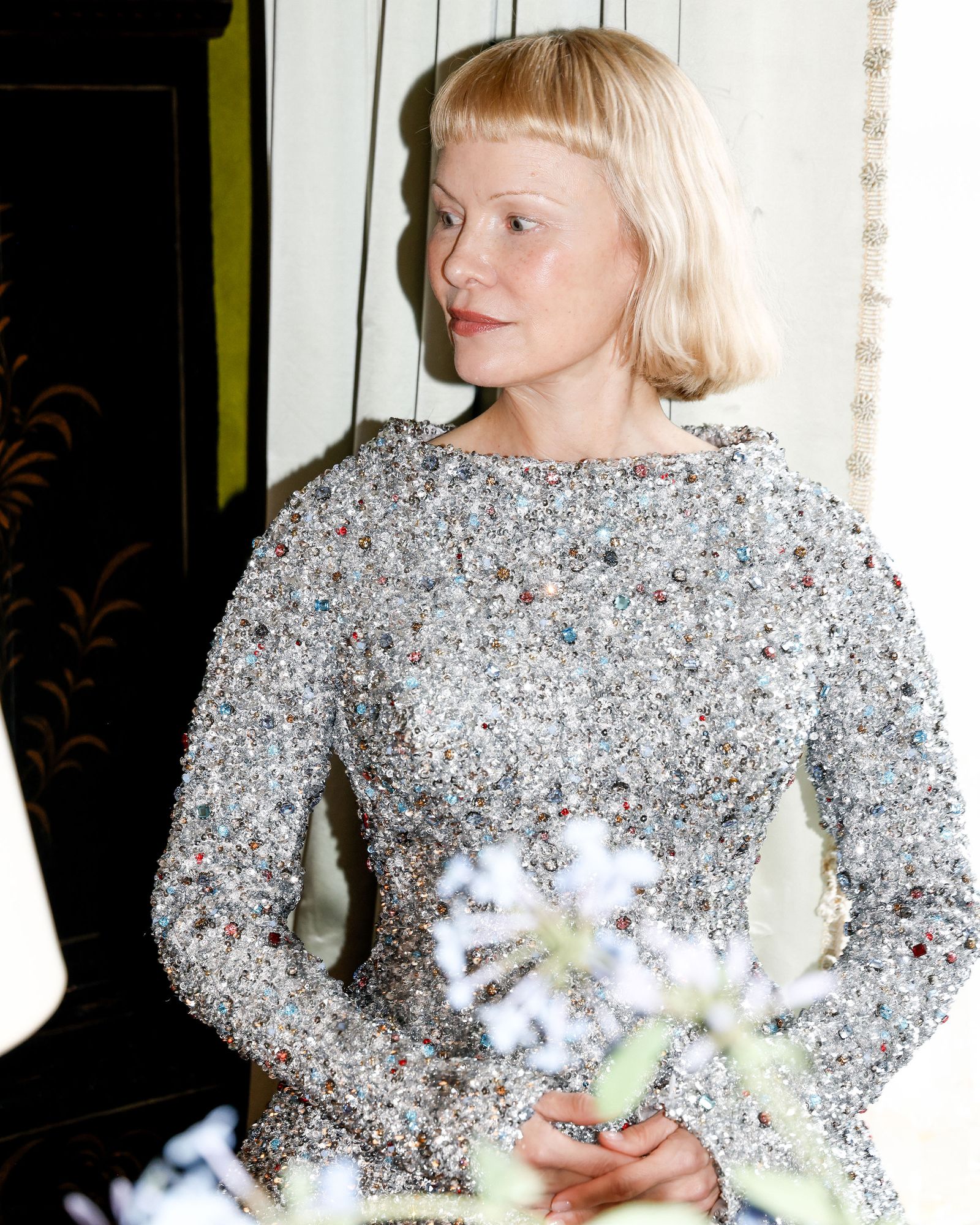 L'image peut contenir des vêtements à manches longues à manches à manches longues pour adultes et robe