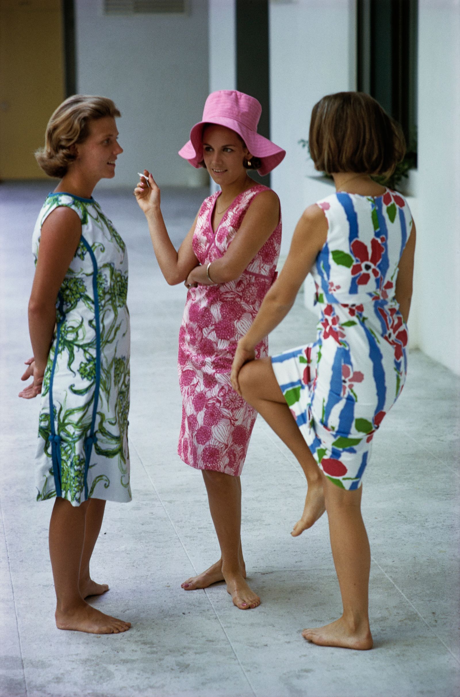 L'image peut contenir des vêtements de robe chapeau enfant personne face face à la tête de la tête de la tête