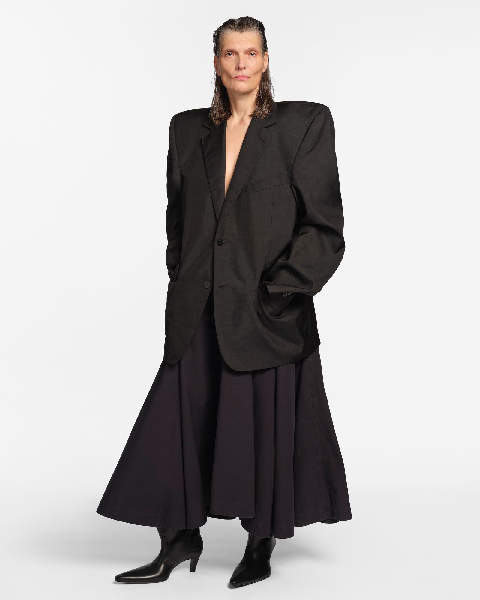 L'image peut contenir une veste de blazer en manteau à manches longues à manches longues