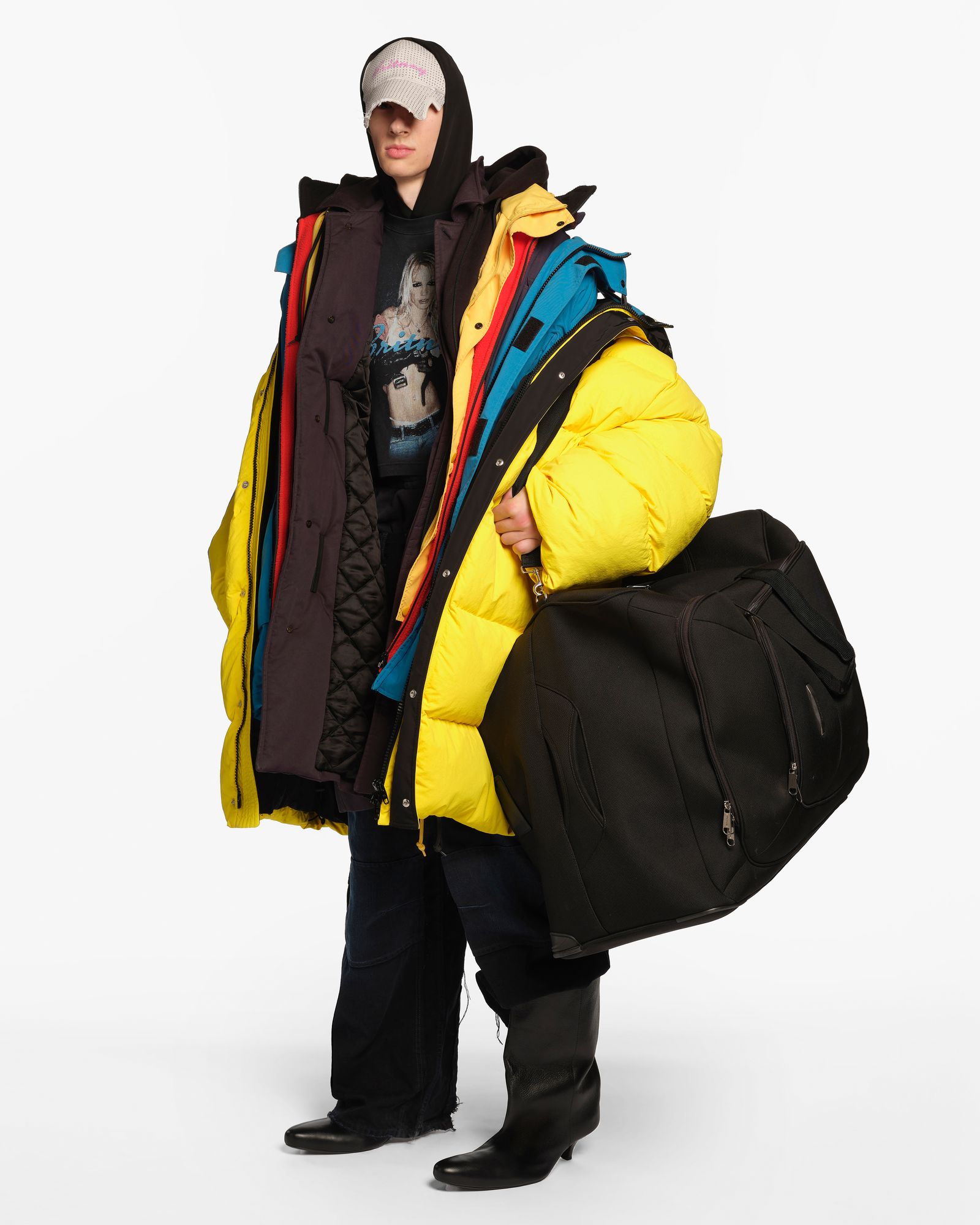 L'image peut contenir des vêtements de vêtements pour adultes accessoires de sacs à main