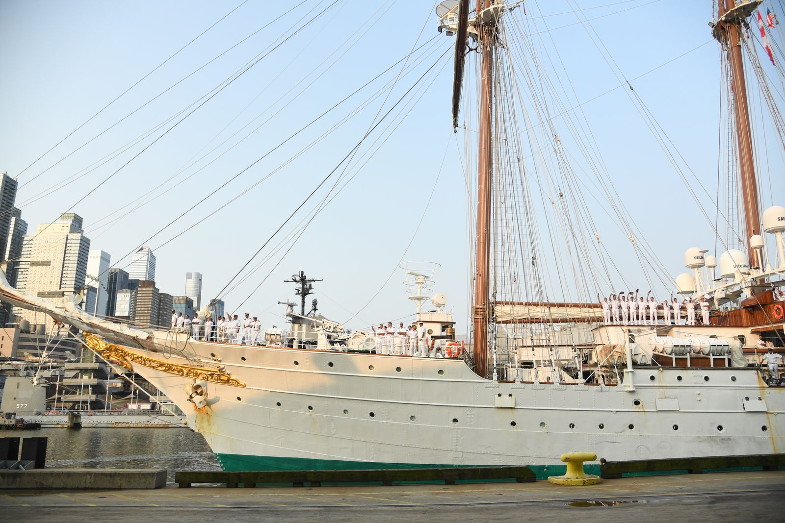 L'image peut contenir de l'eau en bord de mer bateau transport de voilier véhicule de la ville de la ville de Port Urban Harbour et Pier