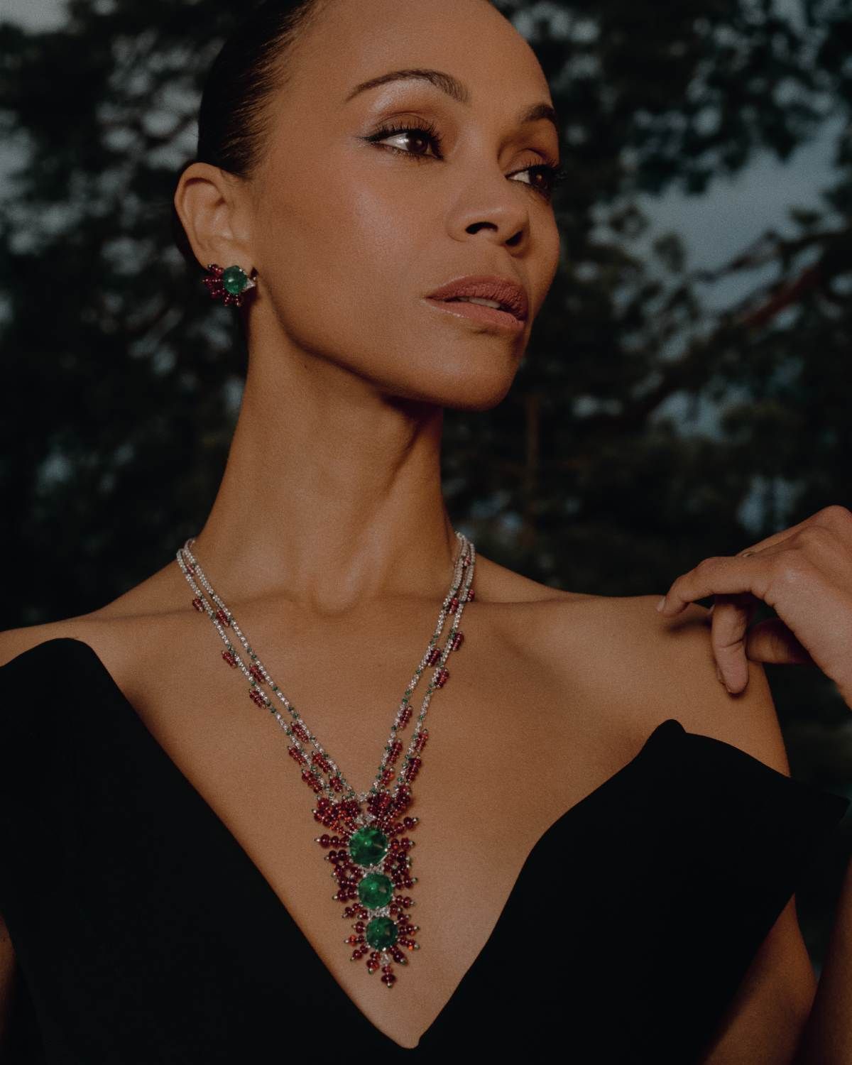 L'image peut contenir des accessoires Zoe Saldana Collier de bijoux pendentif Personne et bébé