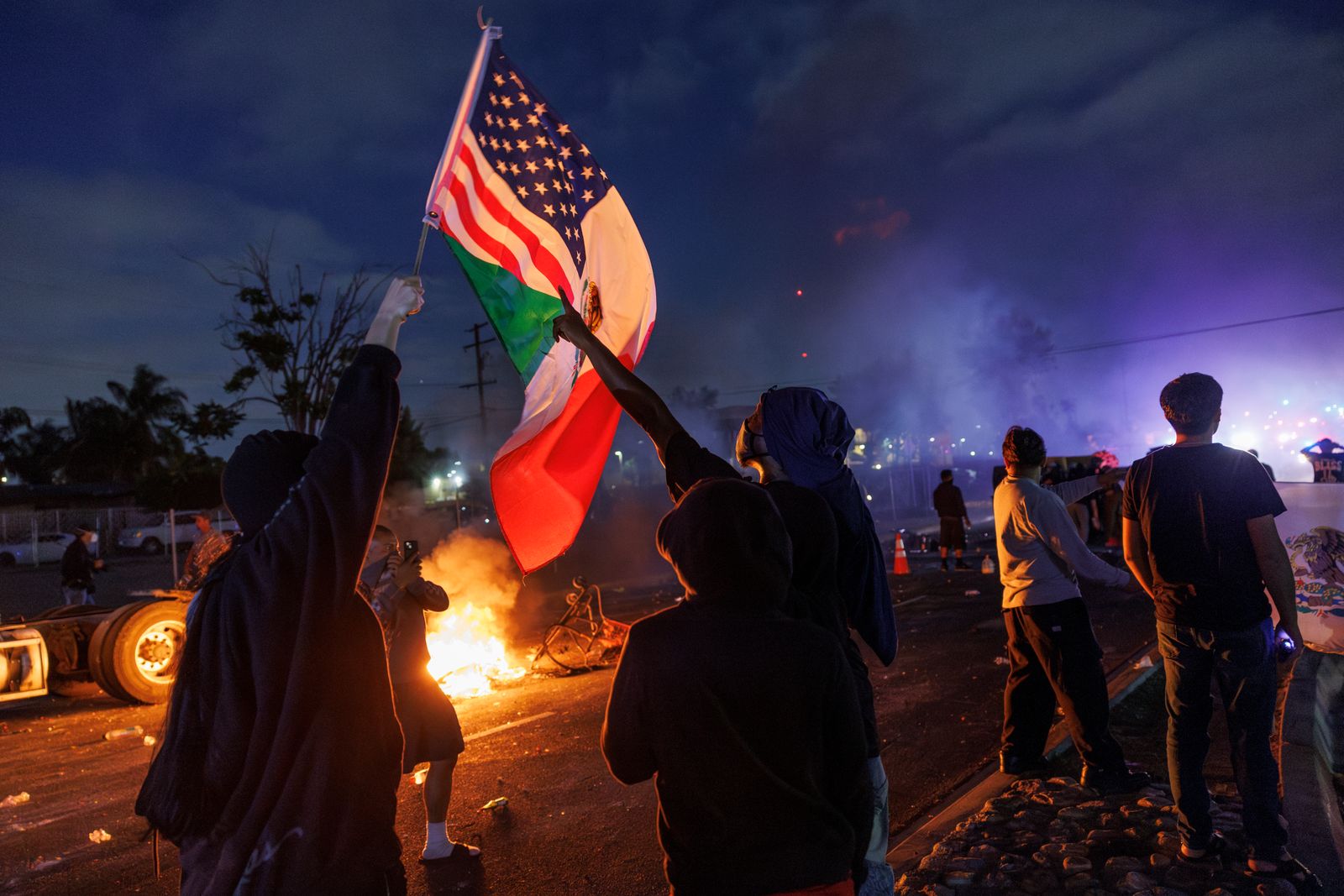 Les manifestants portent des drapeaux aux États-Unis et au Mexique