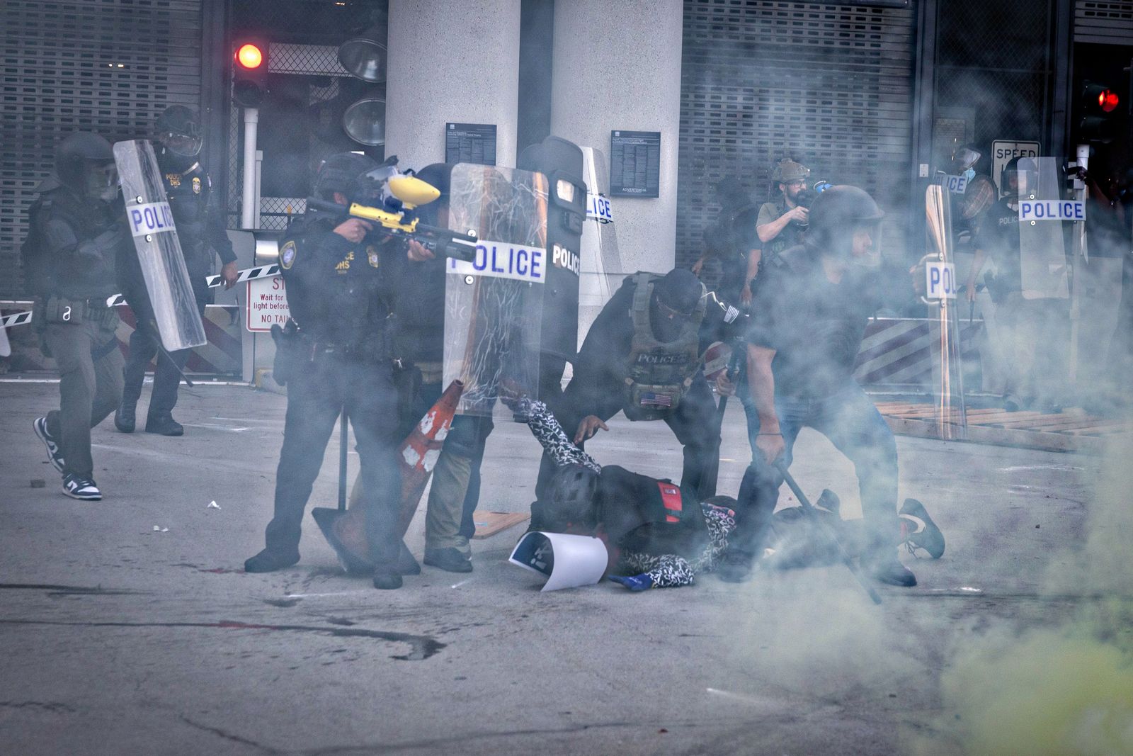 La police du DHS arrête un manifestant à Los Angeles