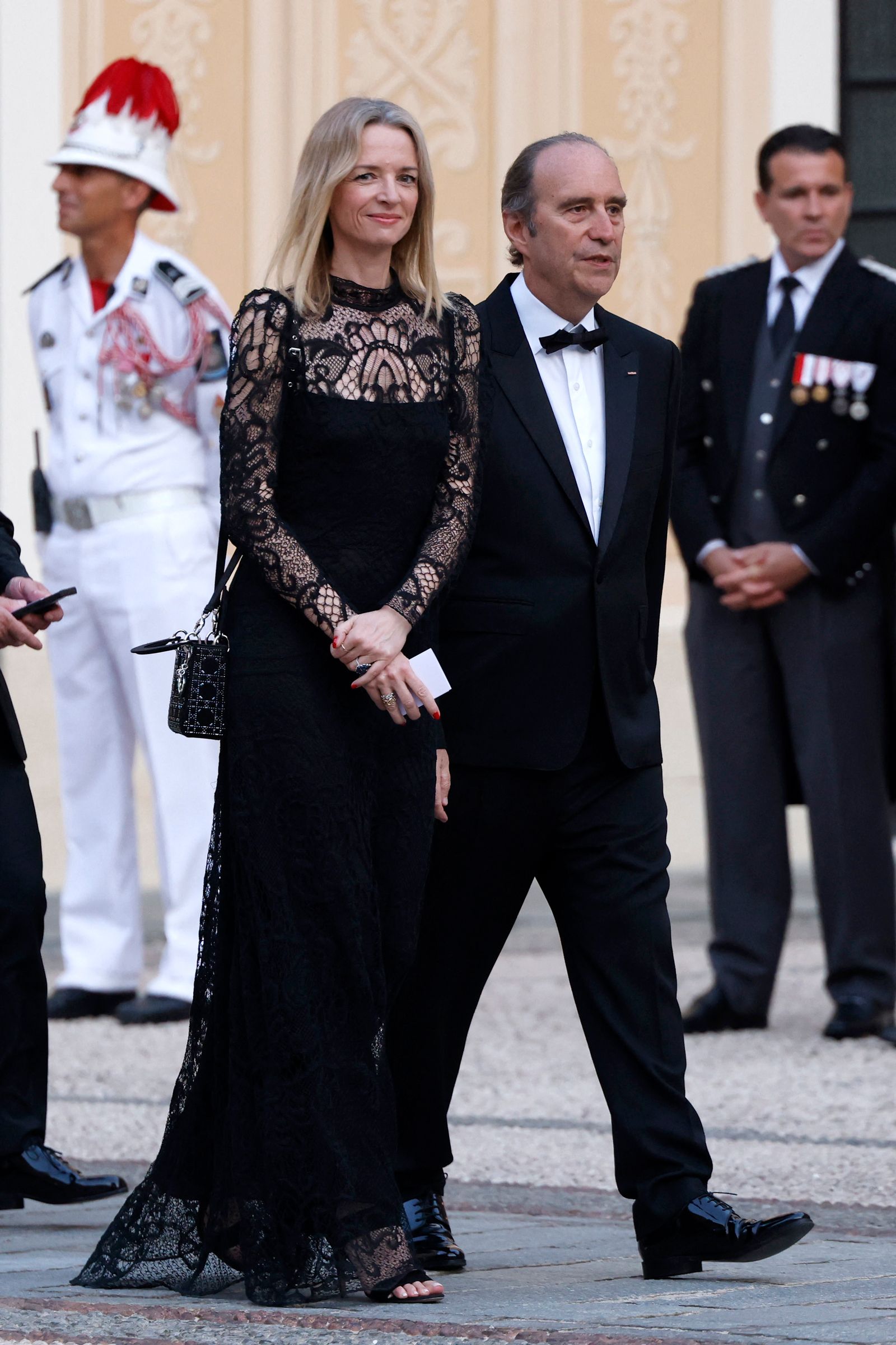 L'image peut contenir Xavier Niel Delphine Arnault Personne de vêtements Chattes de chaussures Accessoires de chaussures