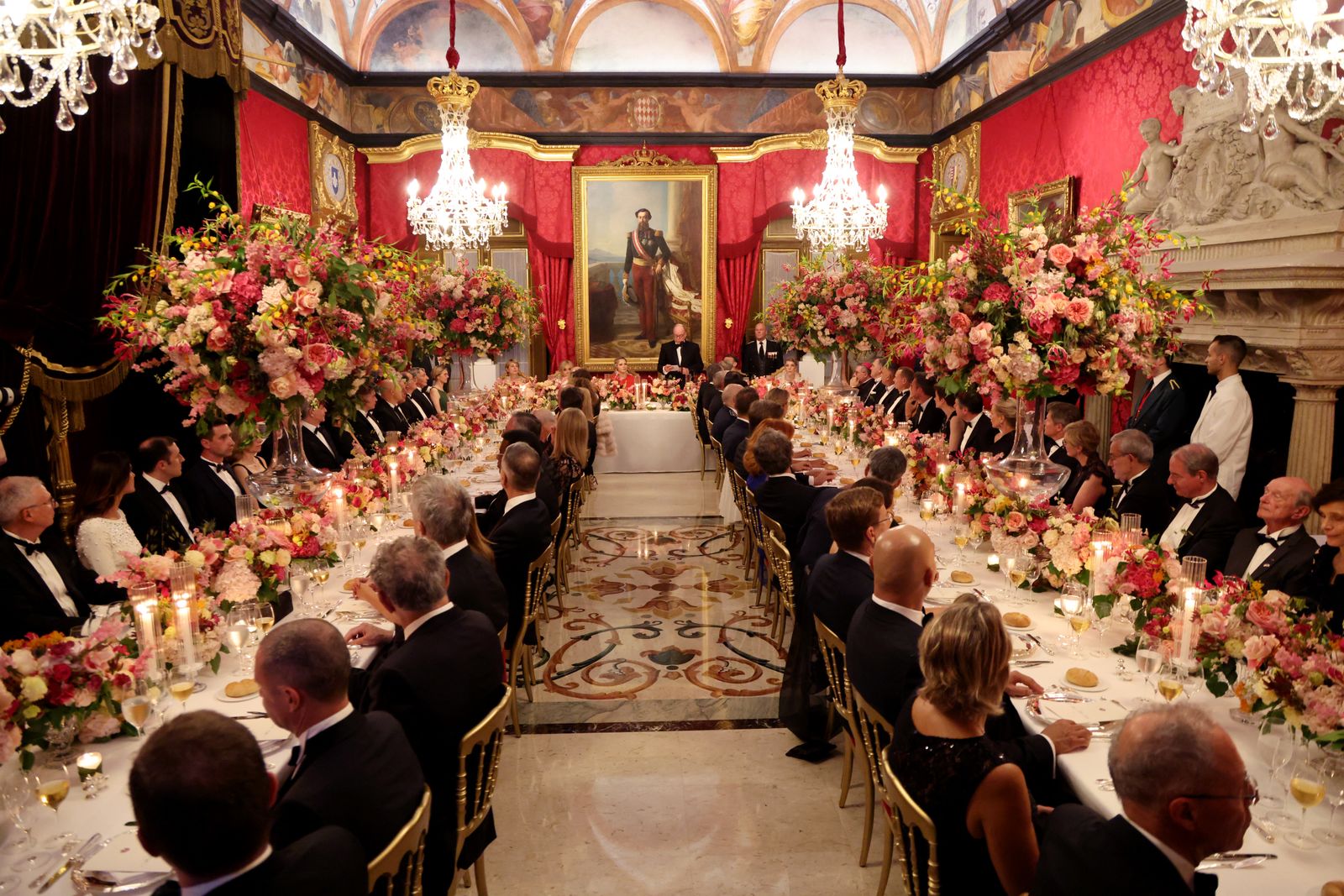 L'image peut contenir la lampe à l'intérieur de la peinture d'art Personne adulte Hall Accessoires d'enfants