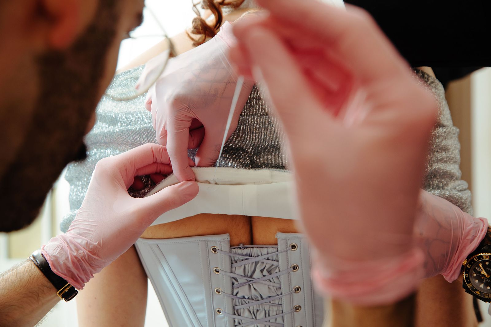 L'image peut contenir une personne et une montre-bracelet