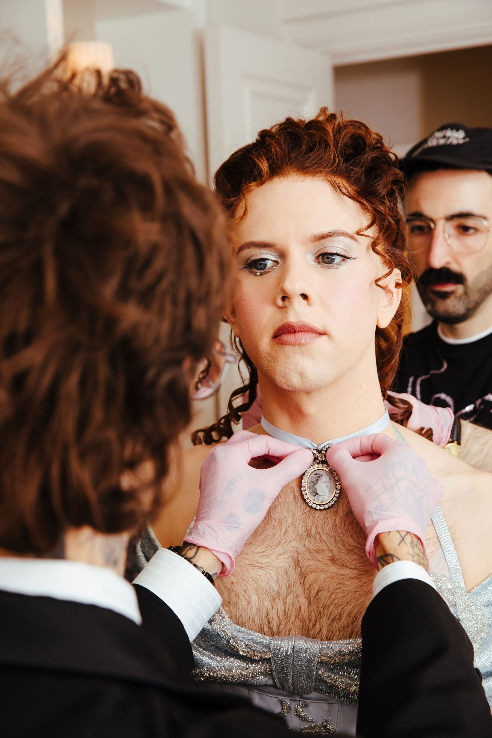 L'image peut contenir des verres d'accessoires Cole Escola Personne adulte de mariage Chapeau de mariage Bijoux et collier
