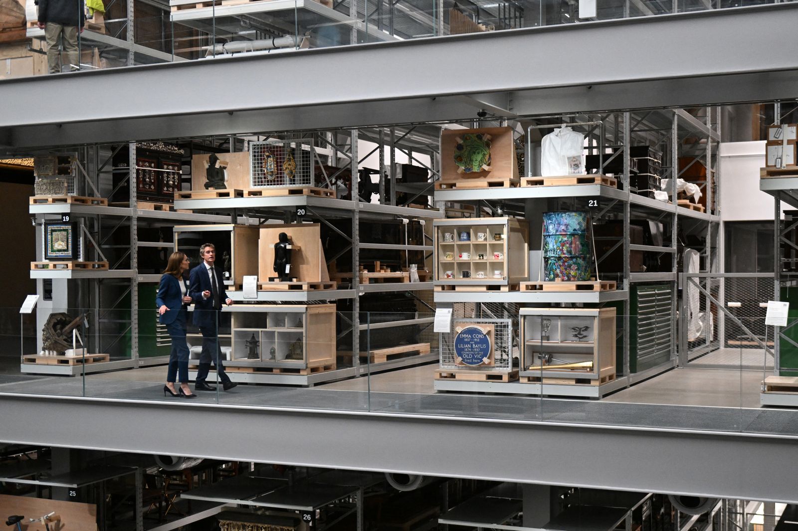 L'image peut contenir Bobby Lockwood Person Architecture Building Factory Vêtements Clothing Footwear Talon et chaussure