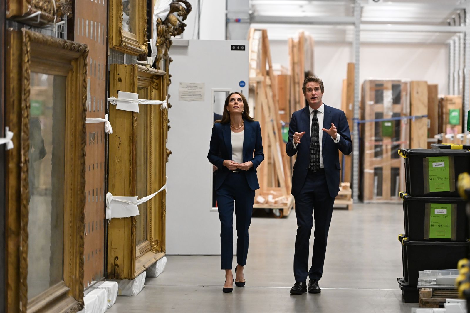 L'image peut contenir des accessoires Tristram Hunt à tenue formelle à vitesses pour adultes Personne de chaussures de chaussures et de groupe