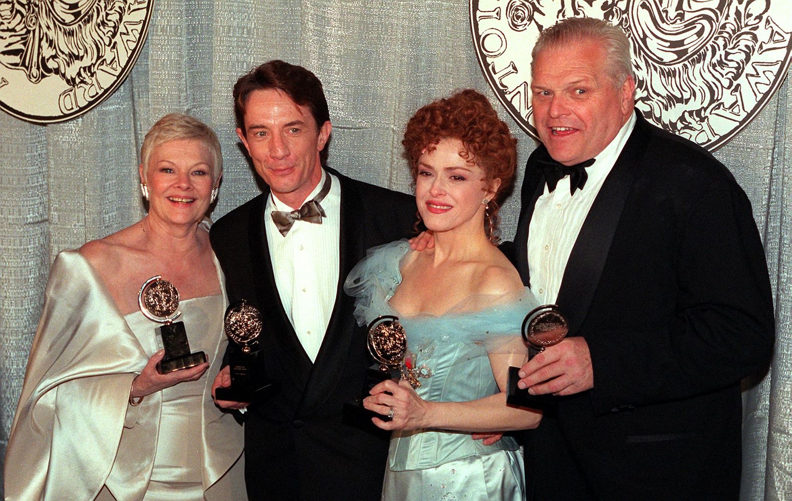 L'image peut contenir Brian Dennehy Martin Short Bernadette Peters Judi Dench Clothing Formel Wear Suit Blazer and Coat