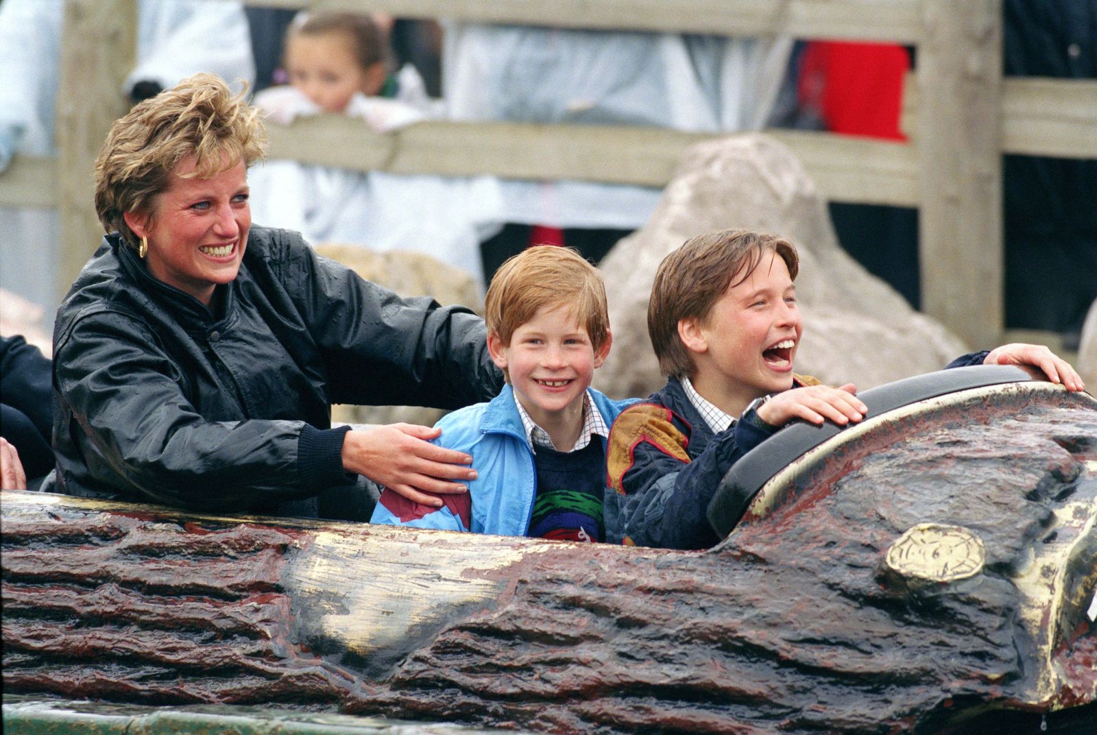 La Princesse Diana et ses fils William et Harry au Parc d'attractions Thorpe Park en Avril 1993.