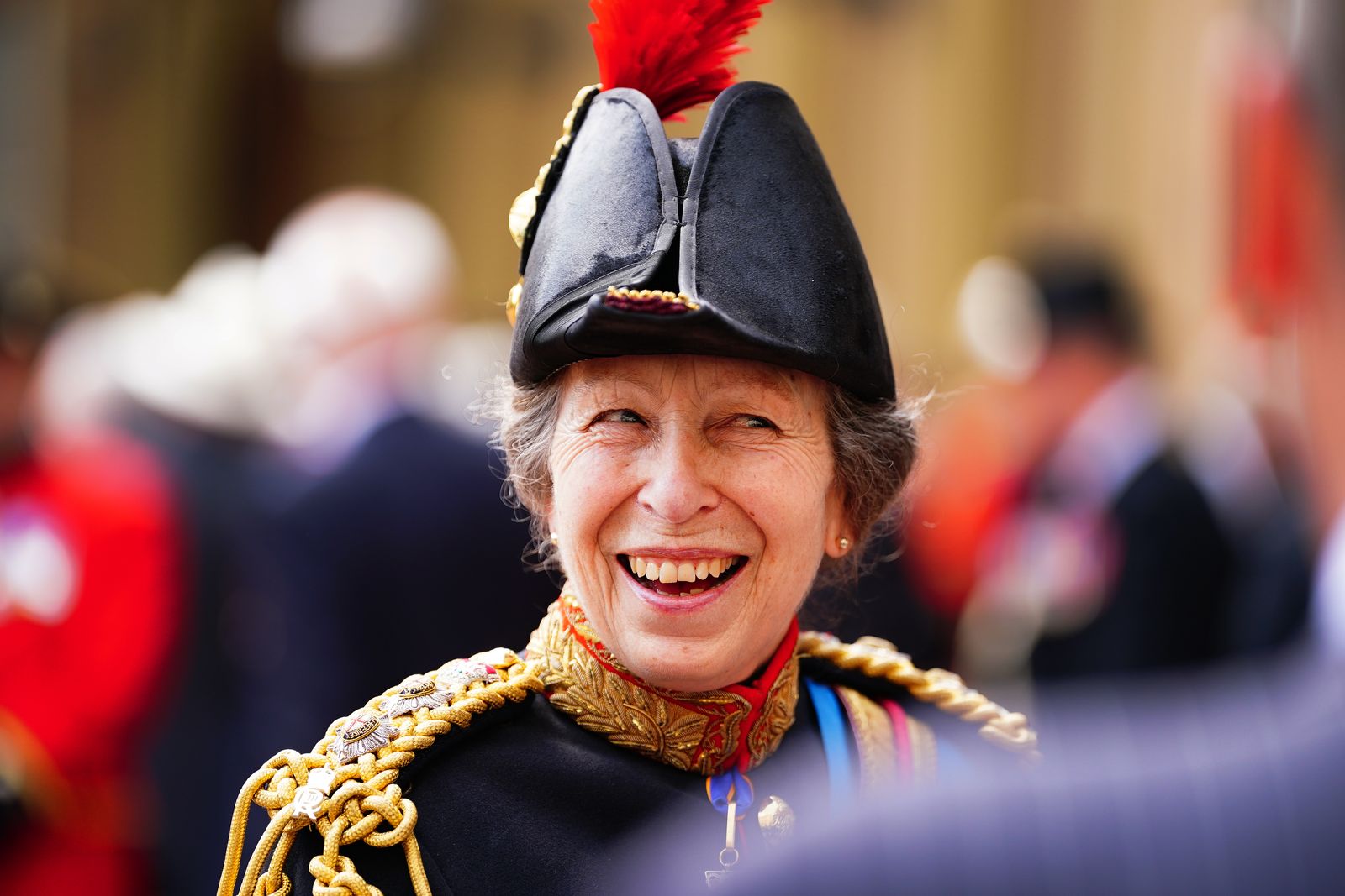 L'image peut contenir Anne Princess Royal Person de vêtements adultes chapeau visage accessoires de tête de tête bijoux et collier