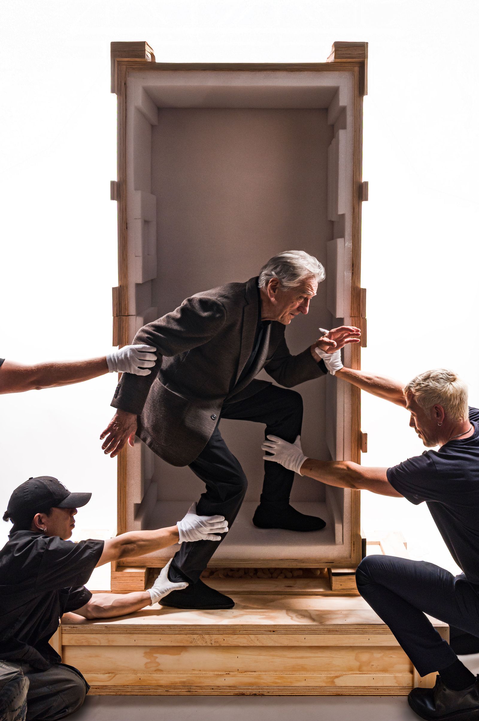 L'image peut contenir Robert De Niro Vêtements Gants chaussures de chaussures pour adultes Personne adulte Accessoires Bijoux et Collier