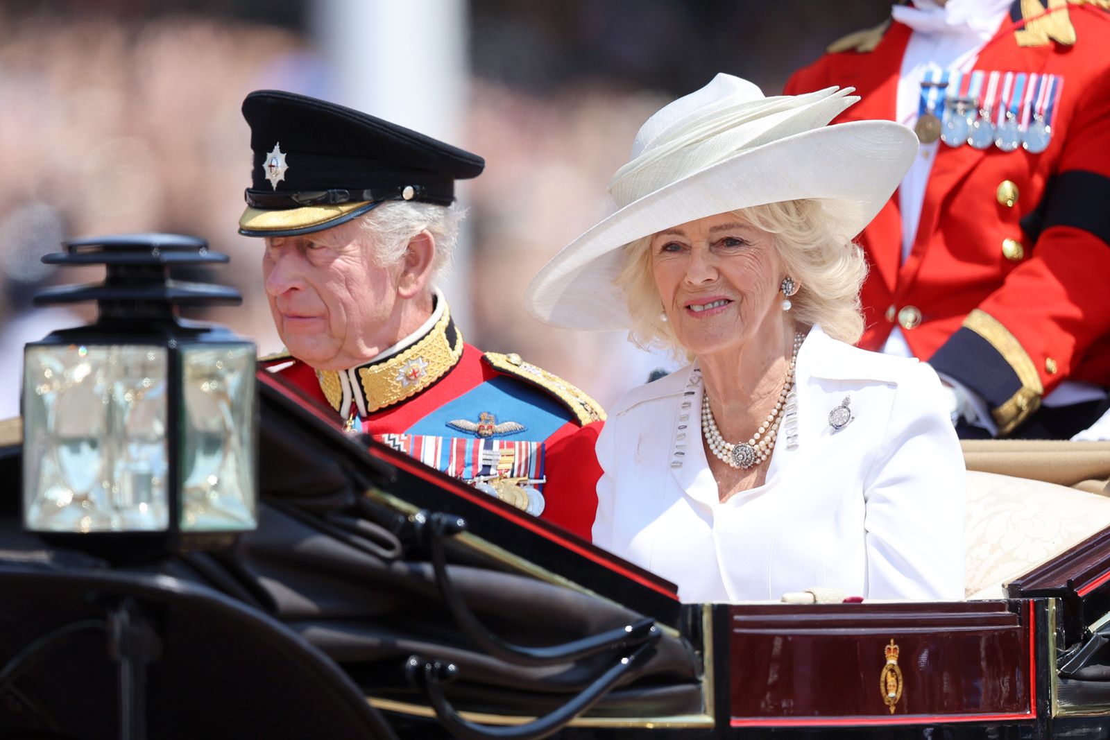 L'image peut contenir Charles Prince of Wales Personne Chapeau de vêtements ACCESSOIRES ADTCESSOIRES Collier et mariage de bijoux