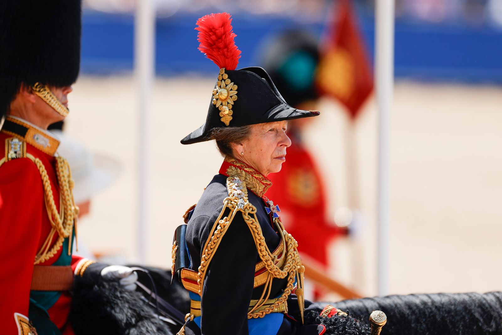 L'image peut contenir Anne Princess Royal Julian Cope Person Vêtements adultes Gant et chapeau