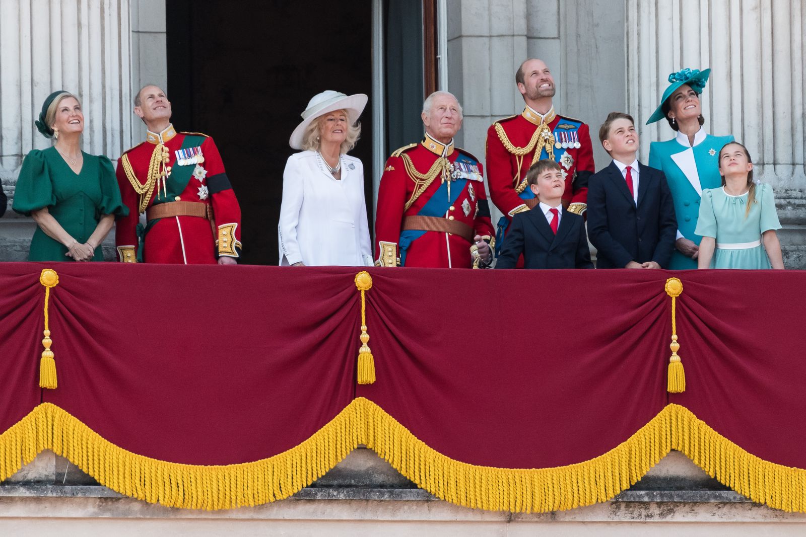 L'image peut contenir Charles Prince of Wales Prince William Duke de Cambridge Loretta Goggi et Sophie Comtesse de Wessex