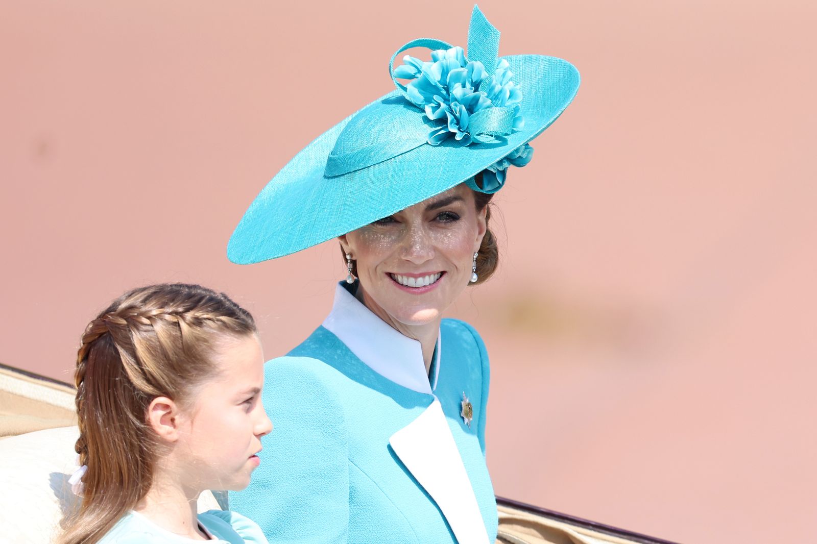 L'image peut contenir un chapeau de vêtements pour adultes et un enfant