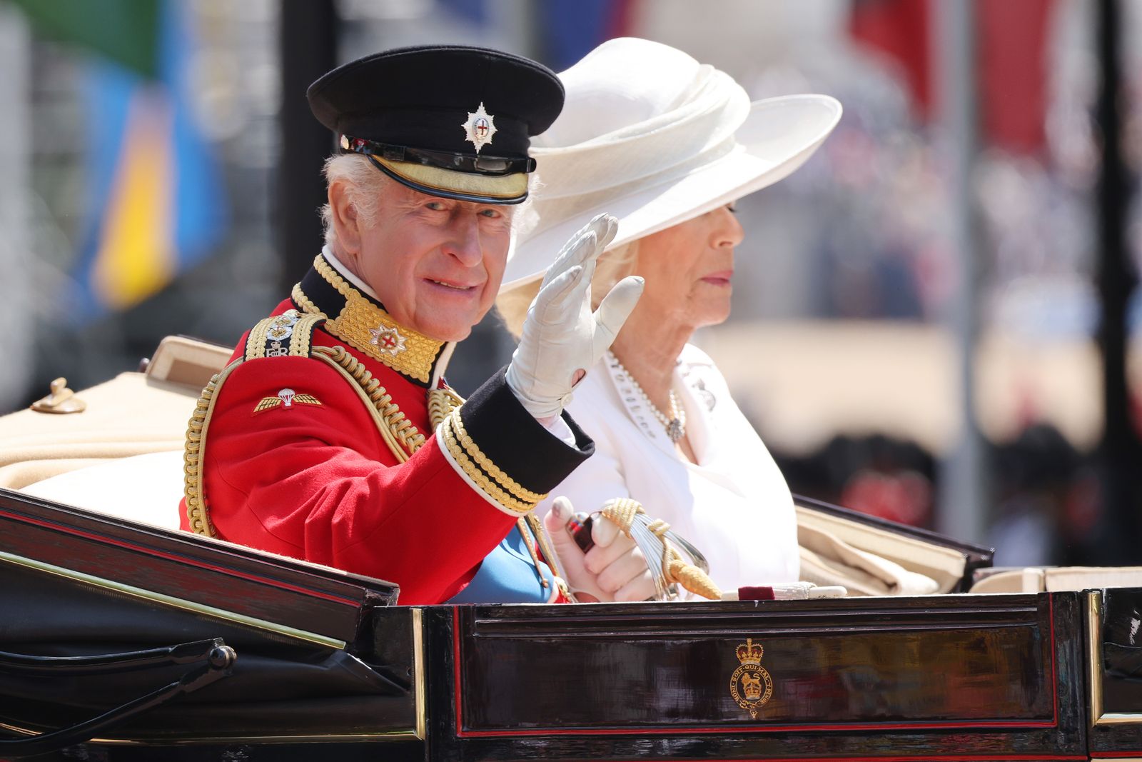 L'image peut contenir Charles Prince of Wales Vêtements Gant Person Personne Chapeau pour adultes Collier et officier des bijoux
