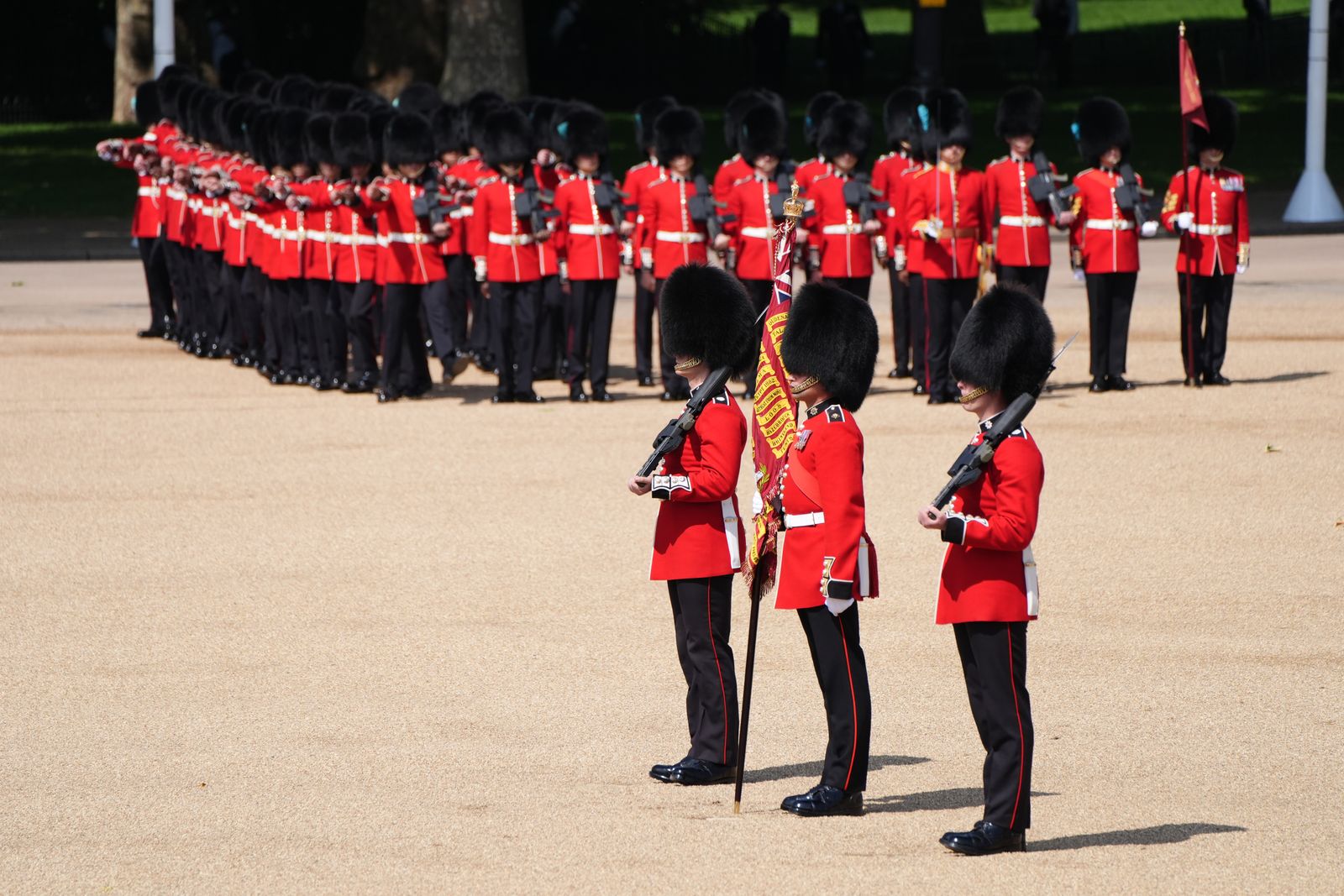 L'image peut contenir Jonathan Cyprin People Person Vêtements chaussures de chaussures Marching Glove Glove Child Hat Gun and Arme