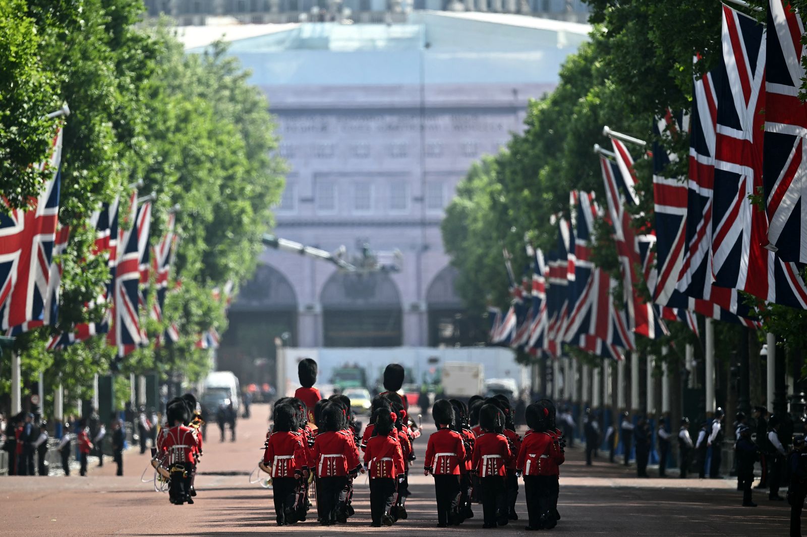 L'image peut contenir des personnes Personne City Flag Casque accessoires urbains Sac à main