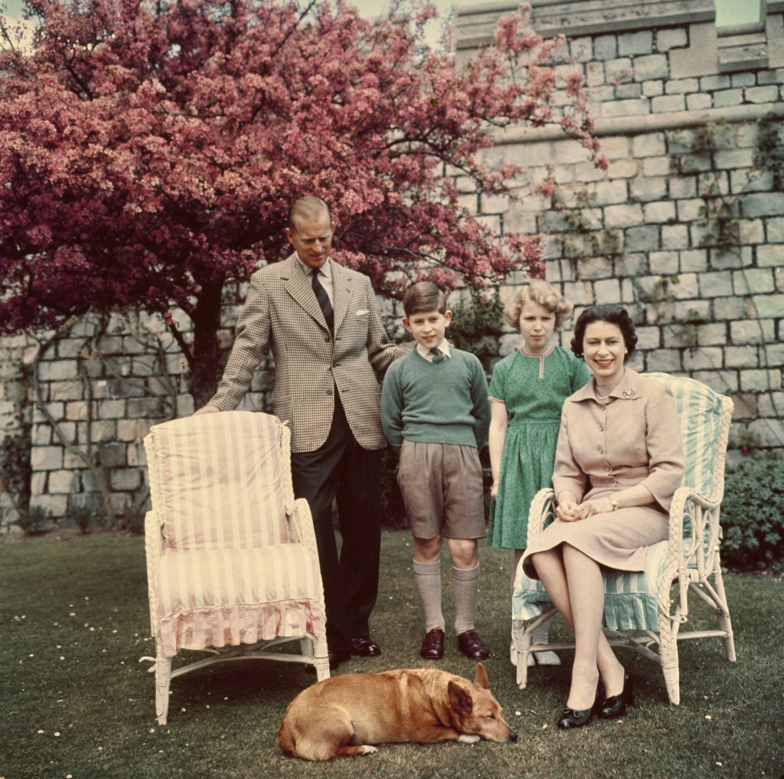 L'image peut contenir Elizabeth II Philip Tomalin Face Person Personne Photographie Portrait Blazer Vêtements et manteau