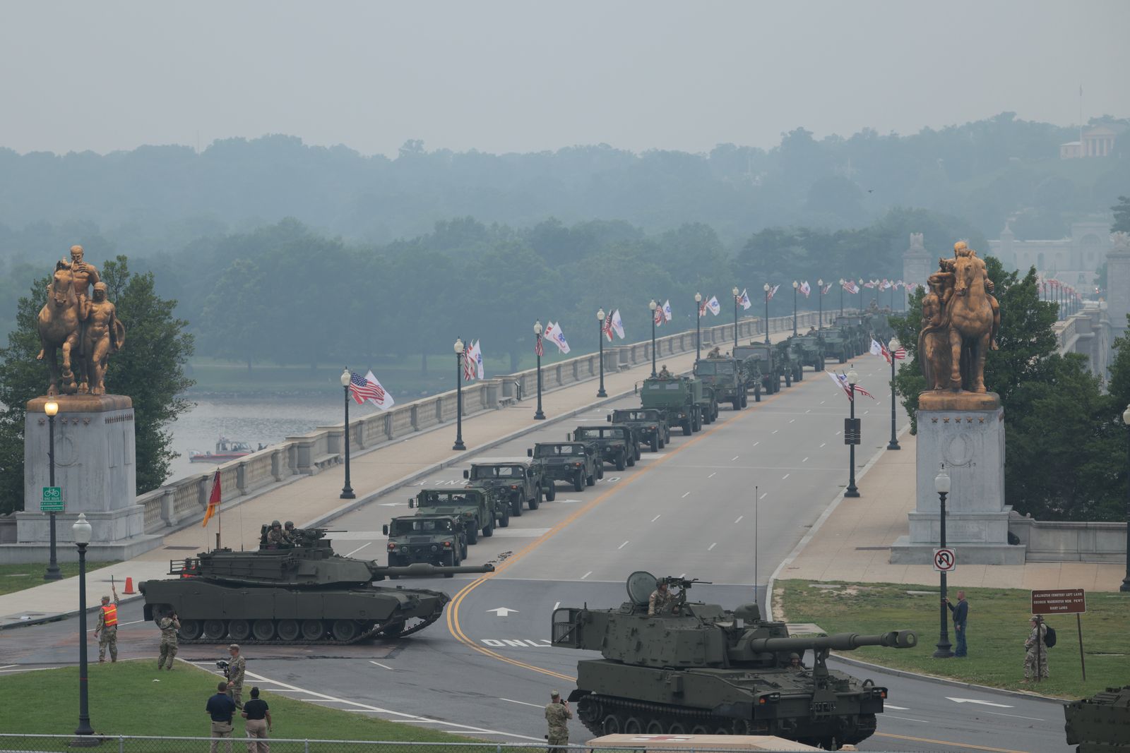 L'image peut contenir le transport de voitures routières de la personne du drapeau et le véhicule