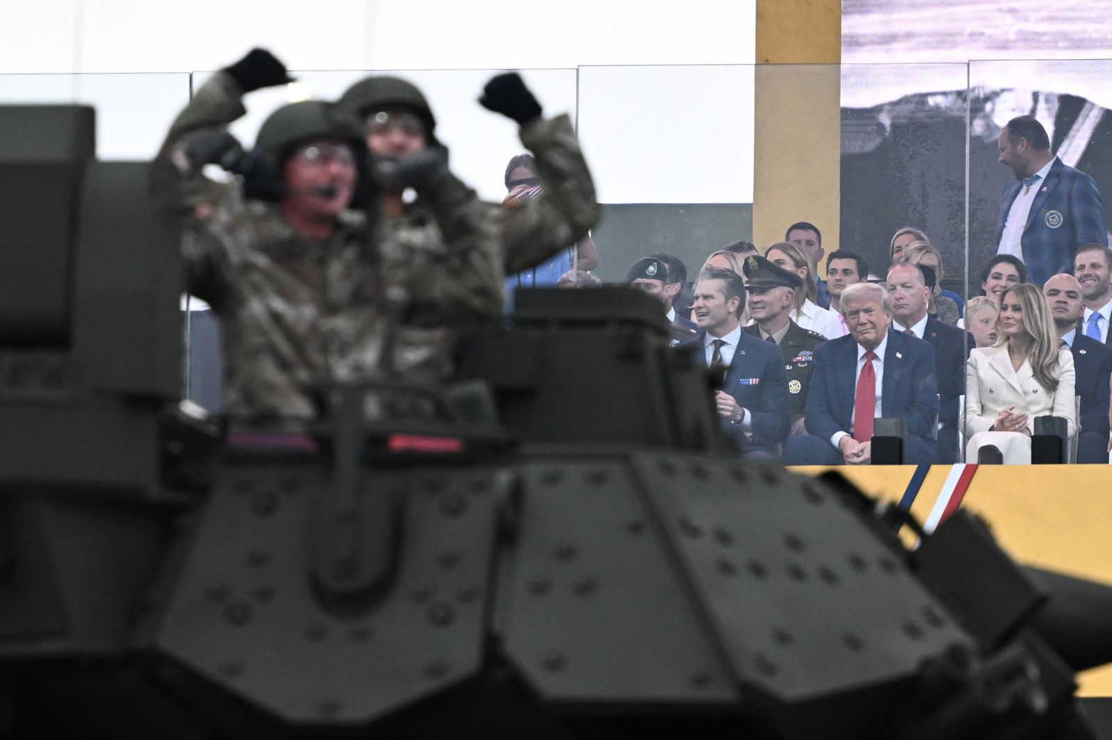 Donald et Melania Trump regardent les chars passer pendant le défilé
