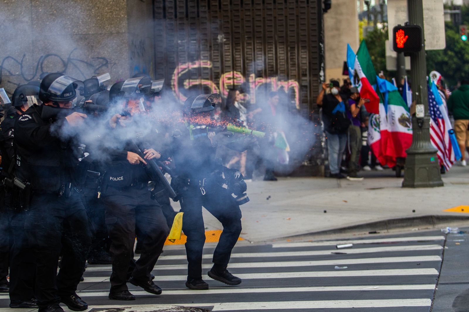 L'image peut contenir des vêtements de chaussures de chaussures de chaussures légères légères légères accessoires de la personne sac à main