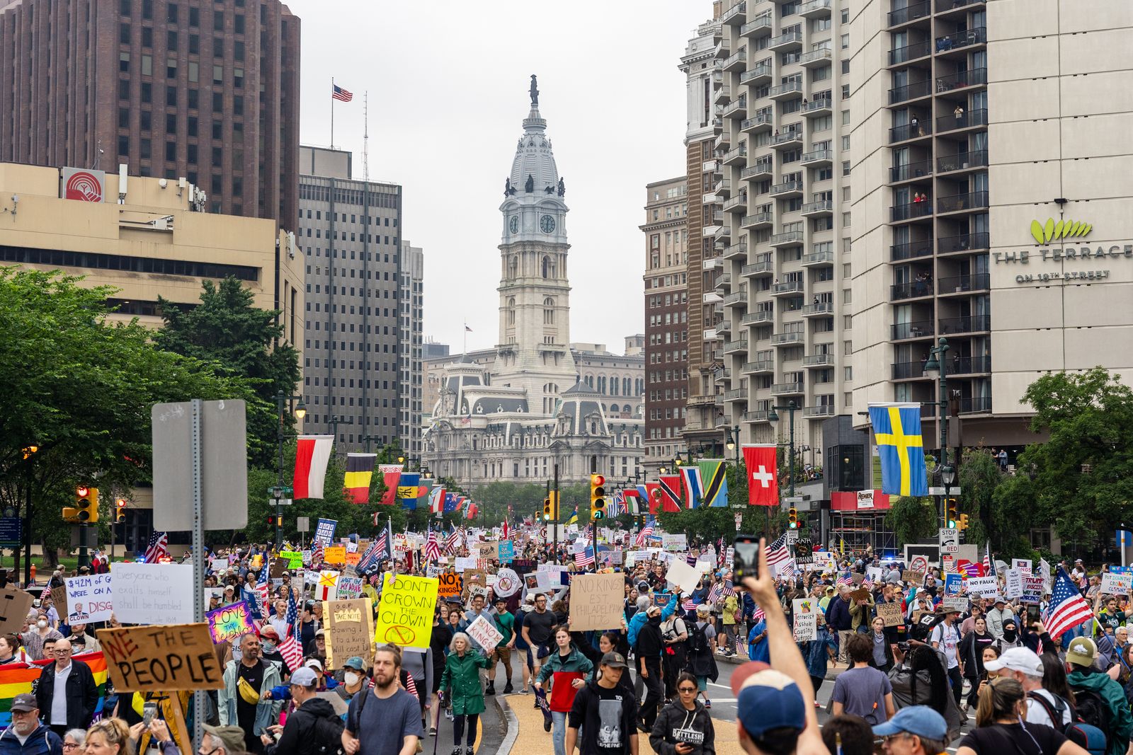 L'image peut contenir Scott Steiner Stephan Bodzin City Clothing Hat Flag Flag Traffic Traffic People and Person