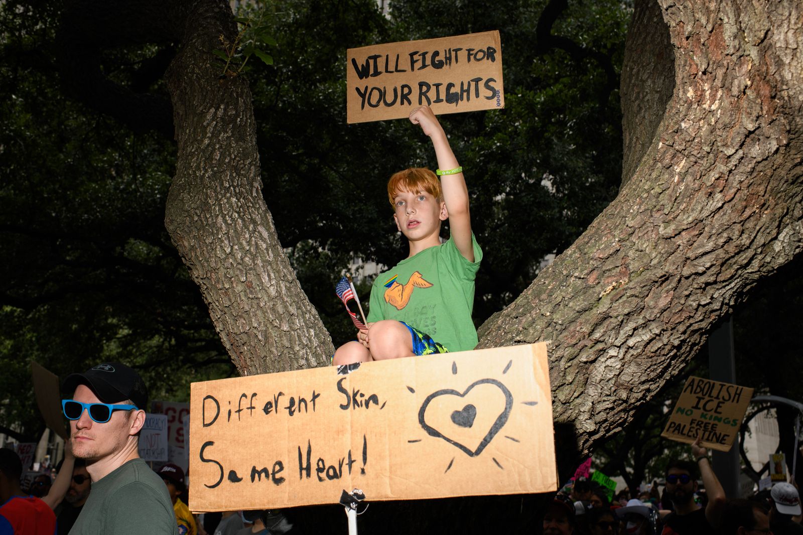 L'image peut contenir des accessoires de lunettes de soleil Personne de tête Personne Portrait Plant Plant Tree Clothing and Tshirt