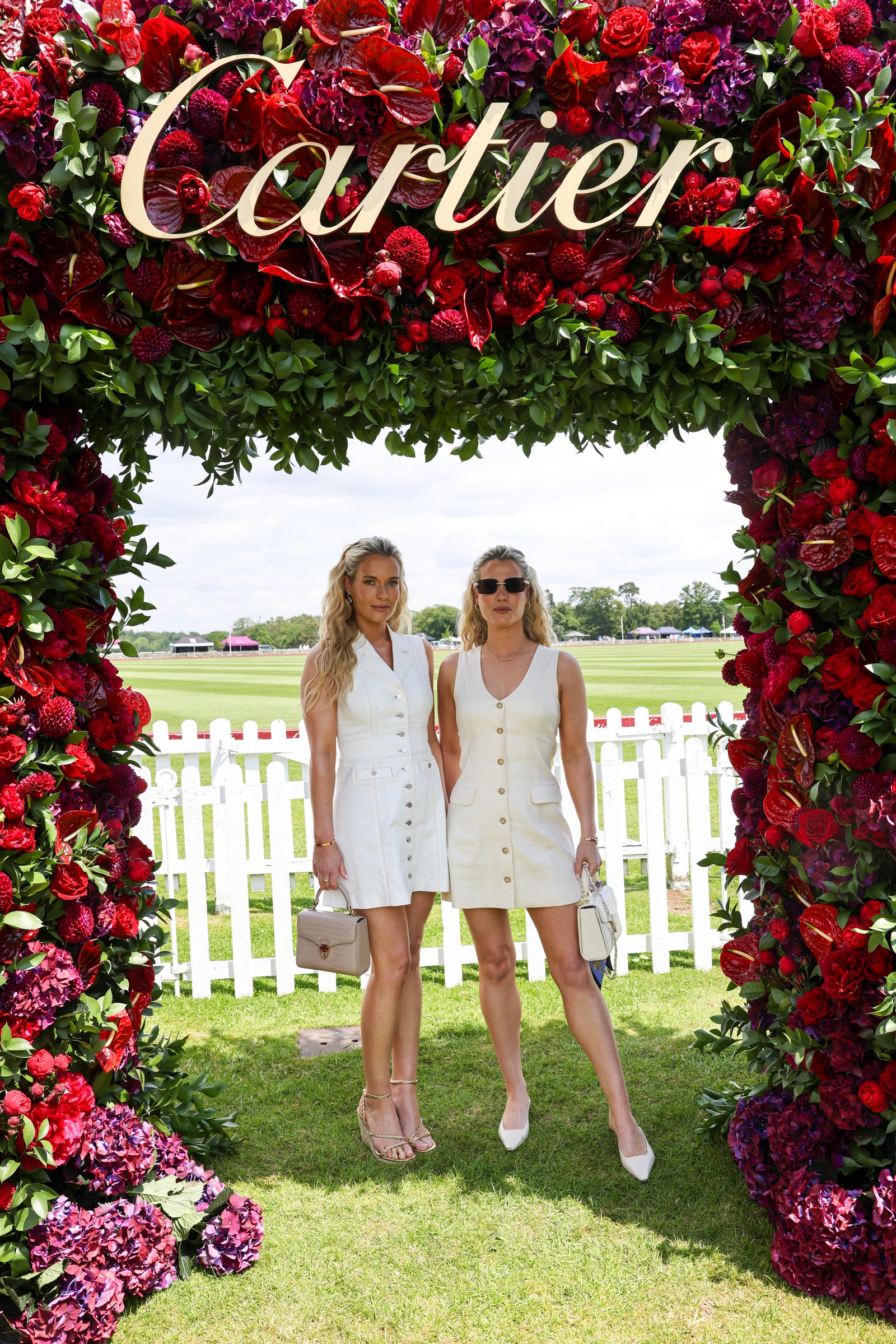 L'image peut contenir Cobie Smulders Grass Plante Face Person Personne Photographie Portrait Blouse Blouse Clothing and Flower