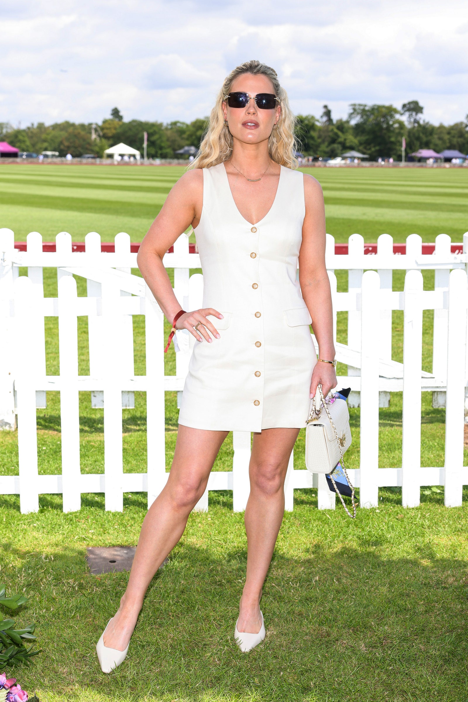 L'image peut contenir Daniela Peštov Grass Plant Nature Outdoors Yard Accessoires Lunets Sac de tente Sac à main et adulte