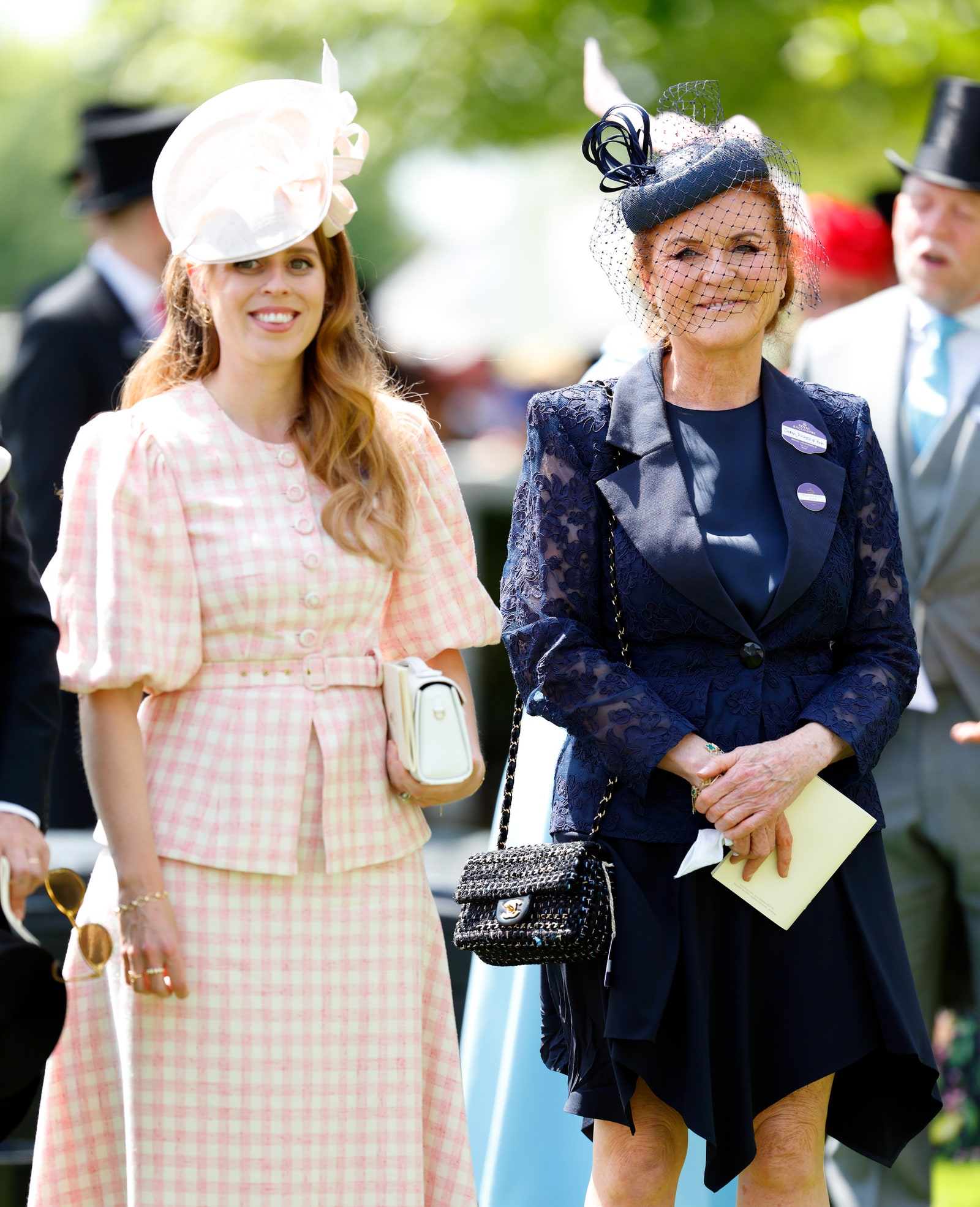 L'image peut contenir Sarah Duchesse of York Victoria Donda Person accessoires sac à main