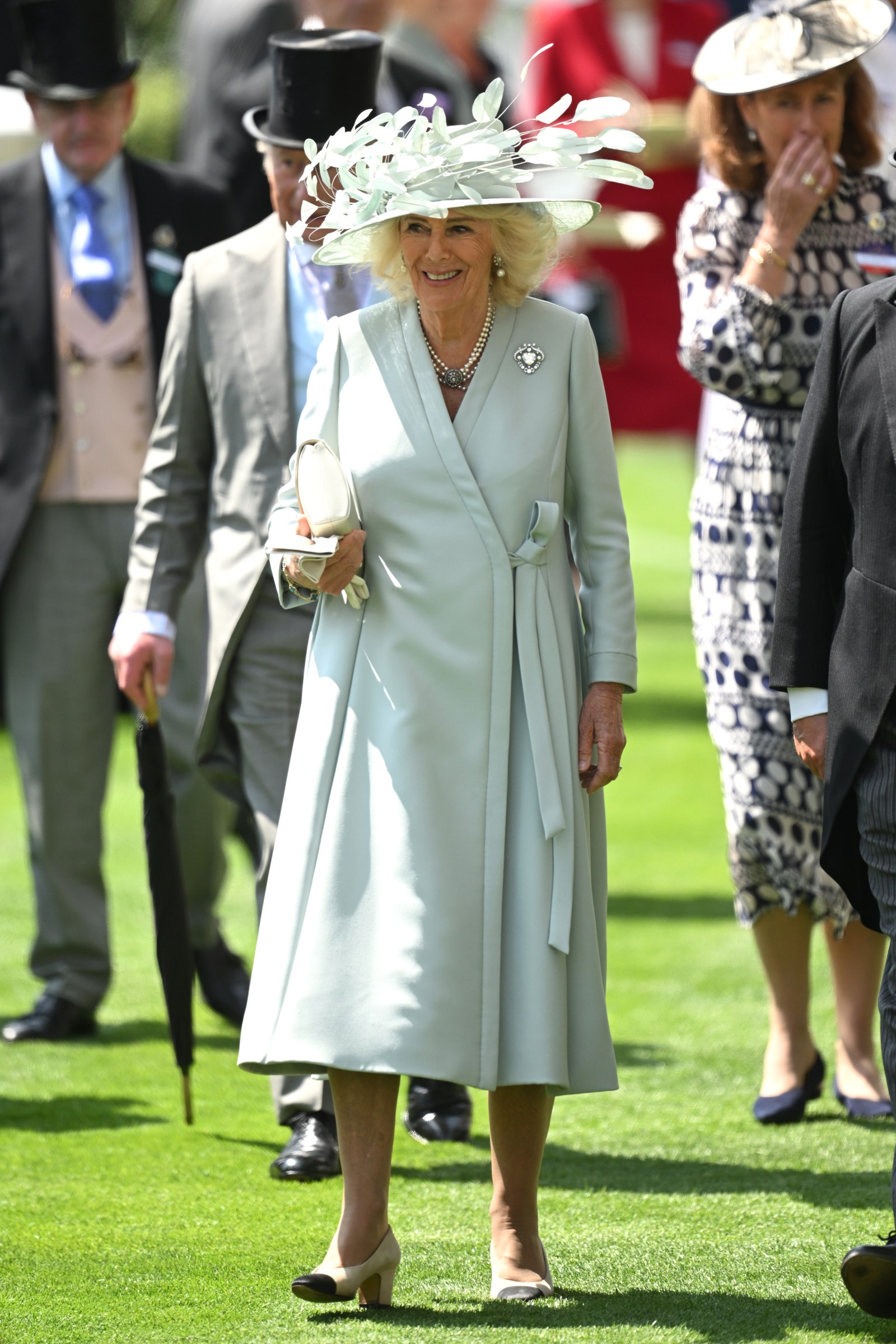 L'image peut contenir des vêtements pour adultes de chaussures à talons hauts accessoires de chaussures à talon