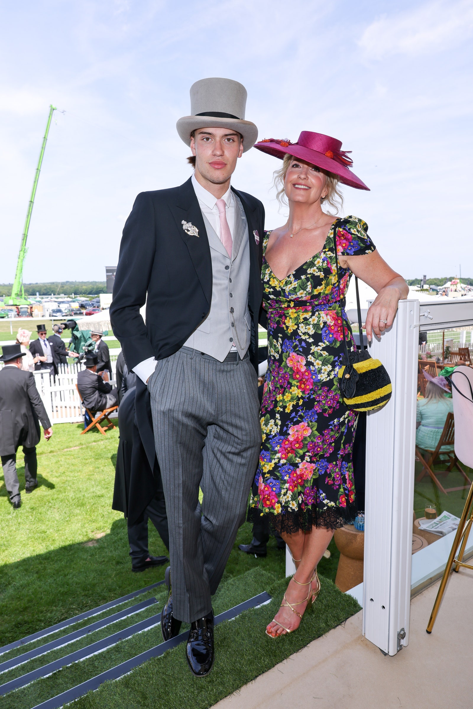 L'image peut contenir Penny Lancaster Samanta Fabris Vêtements d'usure formelle costume Blazer Coat Jacket Face and Person