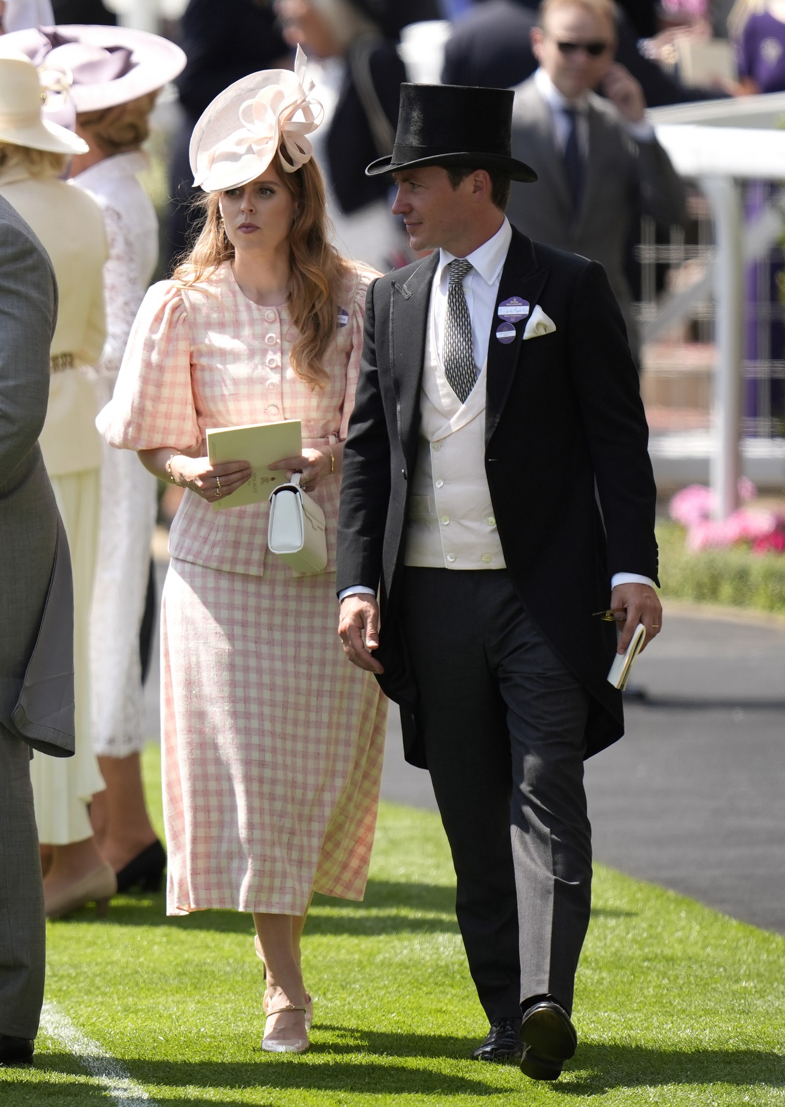 L'image peut contenir Ralf Schumacher Lindsey Kelk Personne accessoires d'usure formelle Tie à costume de chaussures et de chaussures