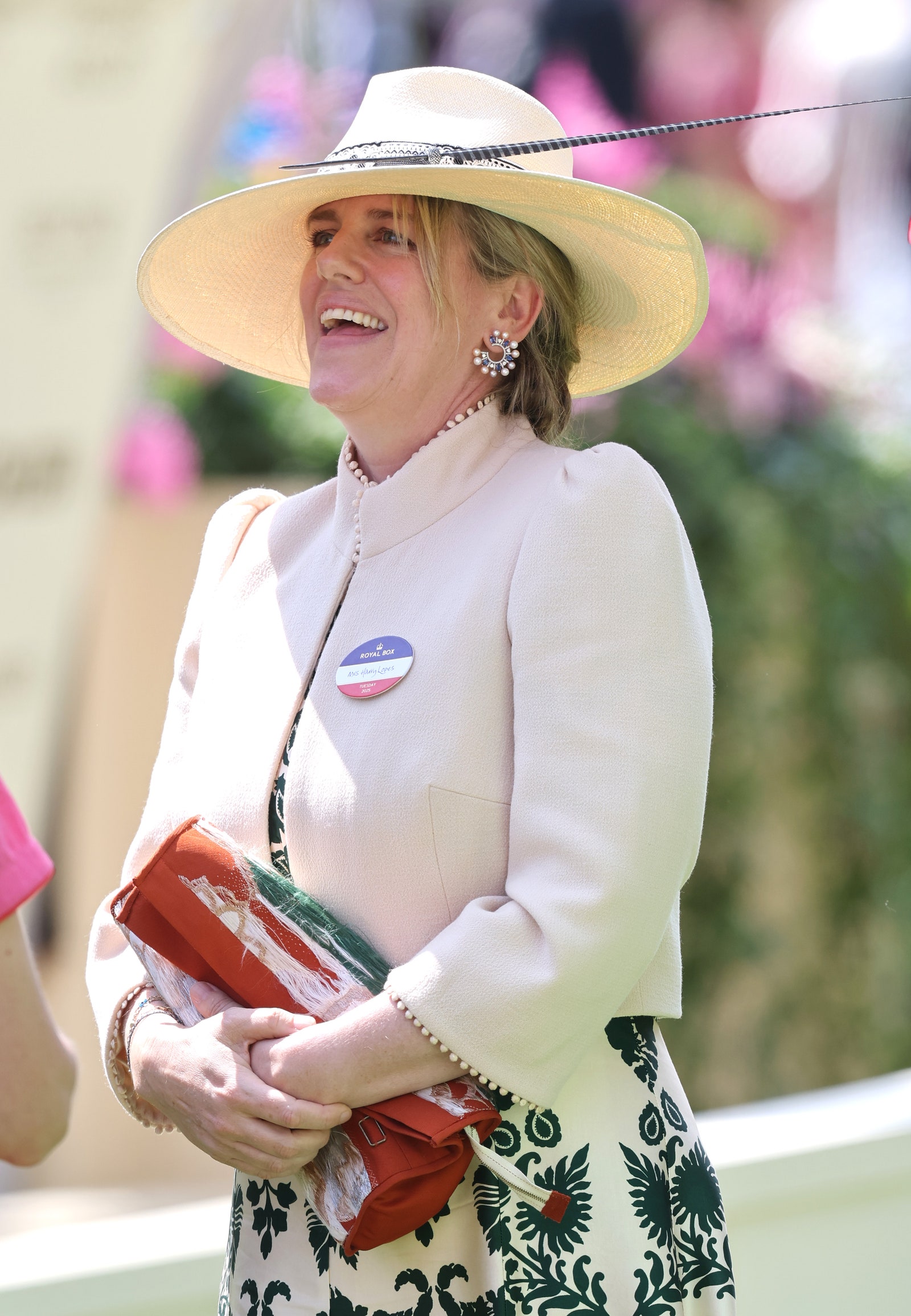 L'image peut contenir Laura Lopes Personne ACCESSOIRES ADTÉRIEUR SAG MAIN FACE MAINE