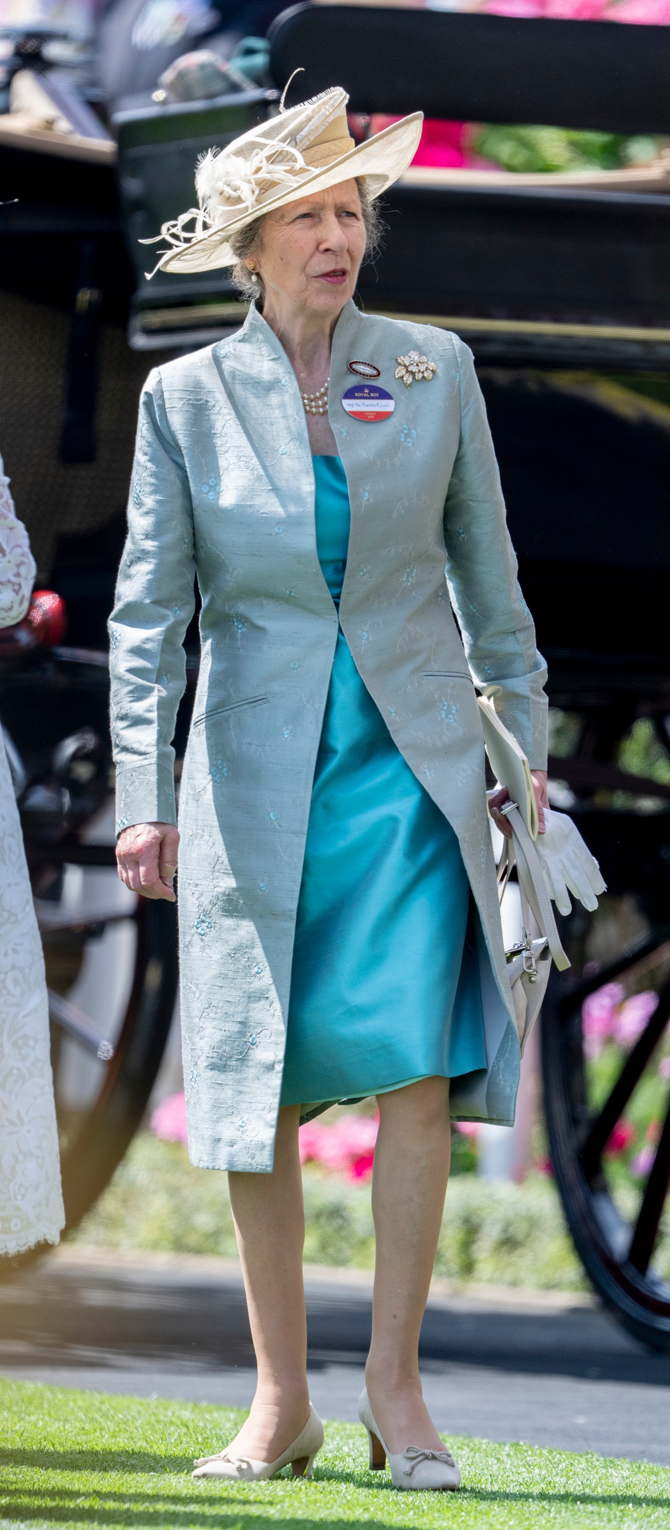 L'image peut contenir Anne Princess Royal Person Vêtements chaussures High Heel talon CHOSE ADULLAGE ACCESSOIRES ET BIJOURS