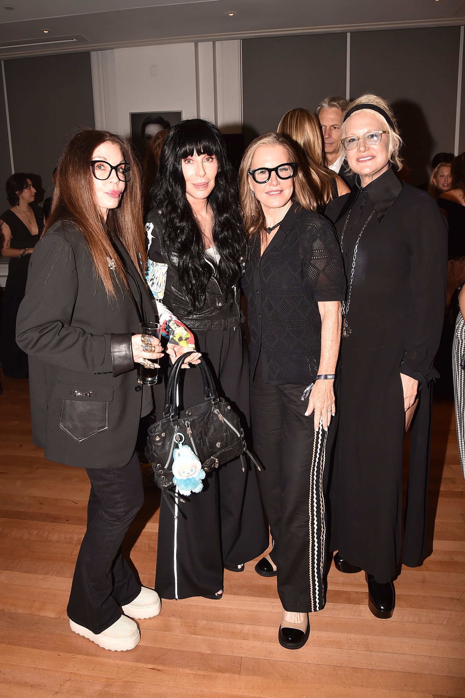 L'image peut contenir Janet Tamaro Cher Alexandra Wentory Accessories Sac Hands Sac à main Vêtements de vêtements et chaussures